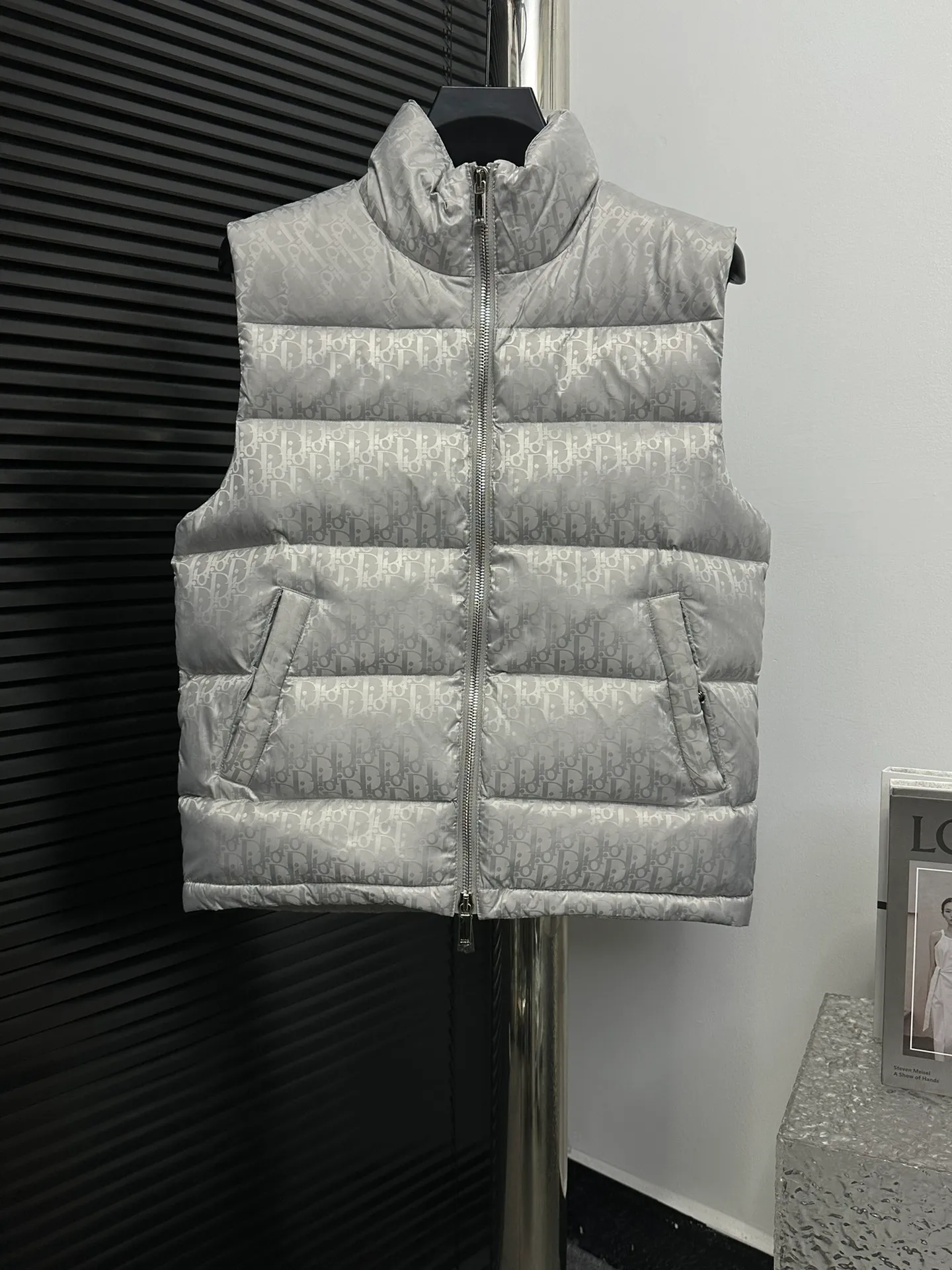 🅿️670 dior Dior 20fw full printed dark pattern rhombus vest Purchased from zp operation at Hong Kong counter, this is a down jacket with ultra-complex craftsmanship. The custom-made fabric cycle is as long as 50 days. It is absolutely windproof and waterproof and can be watertight. It can be called a safe haven in winter. On the basis of the original fabric, laser jacquard makes the whole piece of clothing uneven, with a stronger three-dimensional effect, a more obvious 3D effect, and the whole garment. The hardware is customized one-to-one from the original factory, tungsten material, leather label design, hot-melt technology, one-time molding, 90 white duck down, 700 fill power, no velvet, stand-up collar design, elastic cuff design, windproof and warm, the whole piece is windproof, water-proof, cold-proof, fashionable and practical, the same style is used by major Internet celebrities and celebrities, and it is an artifact to keep out the cold in winter. Color: Silver Gray Size: 44 46 48 52 54