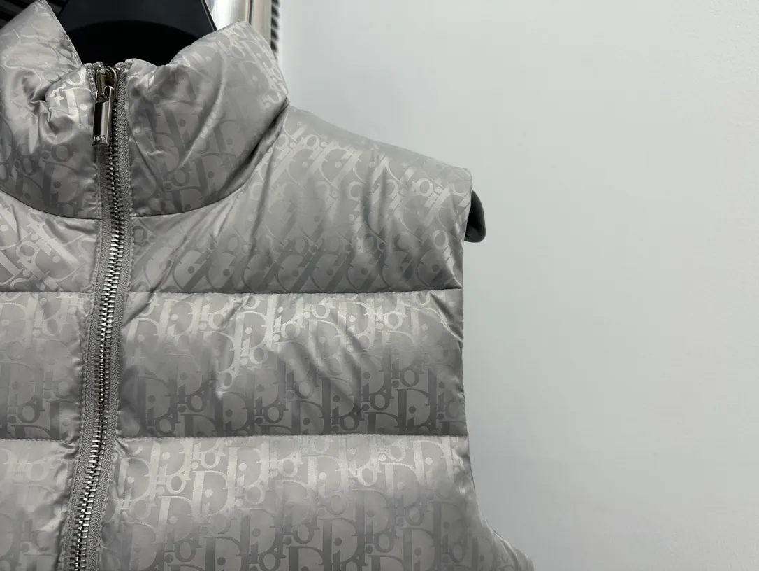 🅿️670 dior Dior 20fw full printed dark pattern rhombus vest Purchased from zp operation at Hong Kong counter, this is a down jacket with ultra-complex craftsmanship. The custom-made fabric cycle is as long as 50 days. It is absolutely windproof and waterproof and can be watertight. It can be called a safe haven in winter. On the basis of the original fabric, laser jacquard makes the whole piece of clothing uneven, with a stronger three-dimensional effect, a more obvious 3D effect, and the whole garment. The hardware is customized one-to-one from the original factory, tungsten material, leather label design, hot-melt technology, one-time molding, 90 white duck down, 700 fill power, no velvet, stand-up collar design, elastic cuff design, windproof and warm, the whole piece is windproof, water-proof, cold-proof, fashionable and practical, the same style is used by major Internet celebrities and celebrities, and it is an artifact to keep out the cold in winter. Color: Silver Gray Size: 44 46 48 52 54