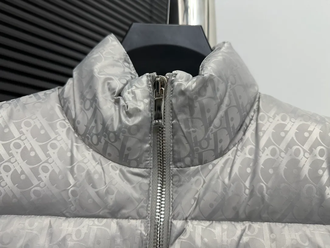 🅿️670 dior Dior 20fw full printed dark pattern rhombus vest Purchased from zp operation at Hong Kong counter, this is a down jacket with ultra-complex craftsmanship. The custom-made fabric cycle is as long as 50 days. It is absolutely windproof and waterproof and can be watertight. It can be called a safe haven in winter. On the basis of the original fabric, laser jacquard makes the whole piece of clothing uneven, with a stronger three-dimensional effect, a more obvious 3D effect, and the whole garment. The hardware is customized one-to-one from the original factory, tungsten material, leather label design, hot-melt technology, one-time molding, 90 white duck down, 700 fill power, no velvet, stand-up collar design, elastic cuff design, windproof and warm, the whole piece is windproof, water-proof, cold-proof, fashionable and practical, the same style is used by major Internet celebrities and celebrities, and it is an artifact to keep out the cold in winter. Color: Silver Gray Size: 44 46 48 52 54
