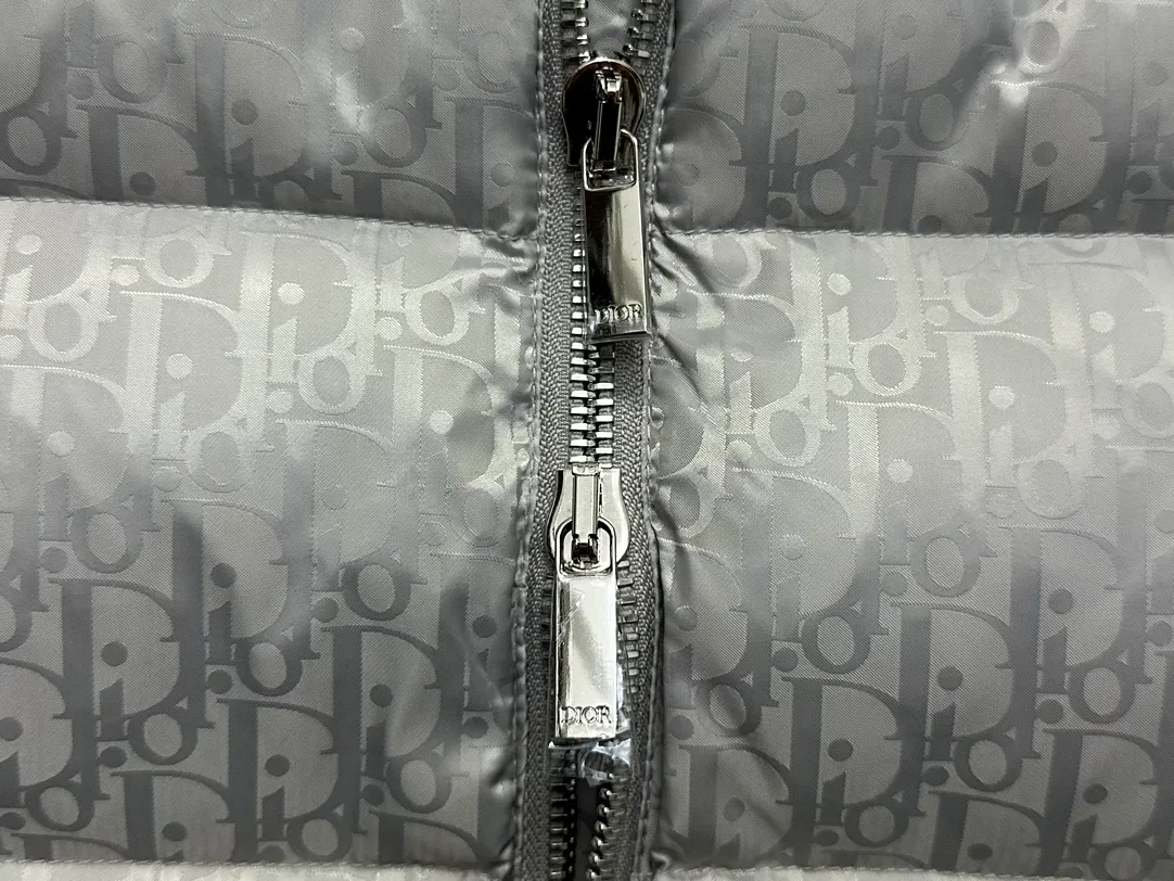 🅿️670 dior Dior 20fw full printed dark pattern rhombus vest Purchased from zp operation at Hong Kong counter, this is a down jacket with ultra-complex craftsmanship. The custom-made fabric cycle is as long as 50 days. It is absolutely windproof and waterproof and can be watertight. It can be called a safe haven in winter. On the basis of the original fabric, laser jacquard makes the whole piece of clothing uneven, with a stronger three-dimensional effect, a more obvious 3D effect, and the whole garment. The hardware is customized one-to-one from the original factory, tungsten material, leather label design, hot-melt technology, one-time molding, 90 white duck down, 700 fill power, no velvet, stand-up collar design, elastic cuff design, windproof and warm, the whole piece is windproof, water-proof, cold-proof, fashionable and practical, the same style is used by major Internet celebrities and celebrities, and it is an artifact to keep out the cold in winter. Color: Silver Gray Size: 44 46 48 52 54