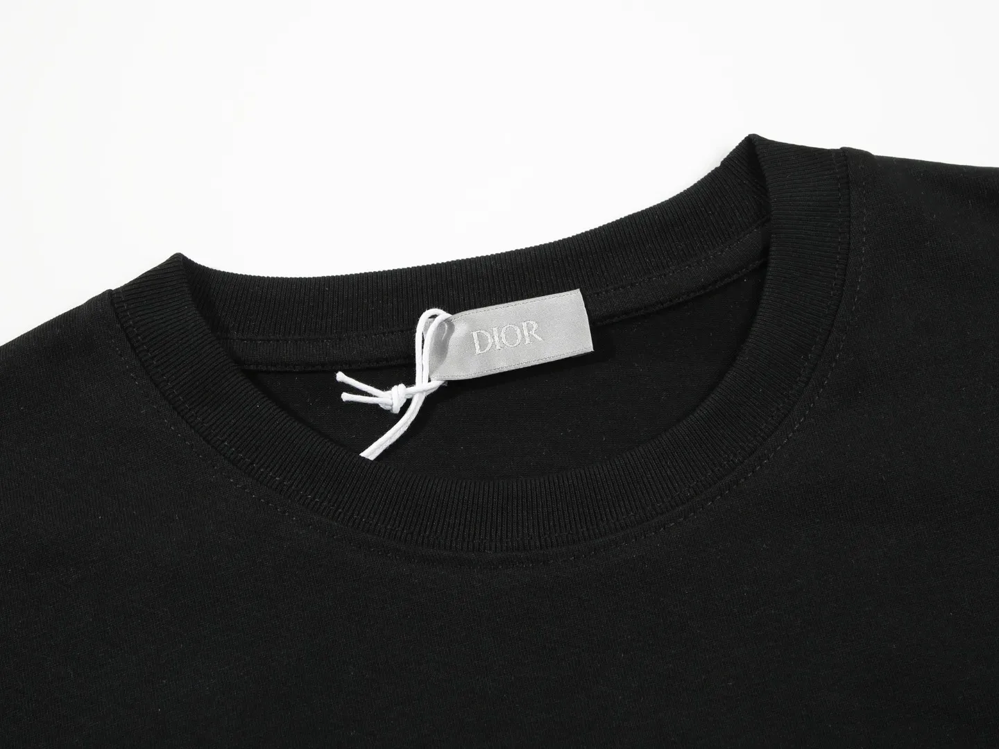 🅿️170 DIOR Dior embroidered letters‼ ️Short-sleeved T-shirt® *Customized 280g cotton fabric, the fabric is soft, skin-friendly and comfortable *Laminated letter logo on the front *A very simple and elegant one that is unparalleled in terms of upper body comfort, interpreting your luxury and taste, and creating your fashionable charm. ⚠️Washing method: It is recommended to dry clean or wrap the reverse side in a laundry bag and machine wash it quickly in cold water and let it dry naturally! ⚠️ Unisex style 𝐂𝐎𝐋𝐎𝐔𝐑: White Black 𝐒𝐈𝐙𝐄: S-XL