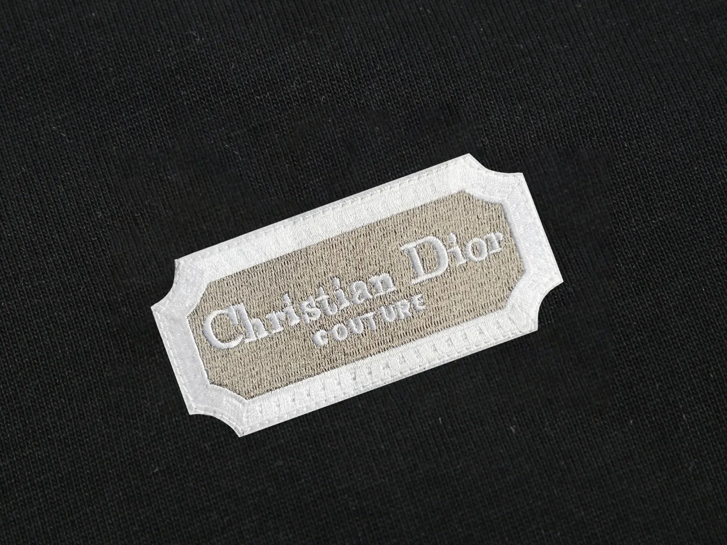 🅿️170 DIOR Dior embroidered letters‼ ️Short-sleeved T-shirt® *Customized 280g cotton fabric, the fabric is soft, skin-friendly and comfortable *Laminated letter logo on the front *A very simple and elegant one that is unparalleled in terms of upper body comfort, interpreting your luxury and taste, and creating your fashionable charm. ⚠️Washing method: It is recommended to dry clean or wrap the reverse side in a laundry bag and machine wash it quickly in cold water and let it dry naturally! ⚠️ Unisex style 𝐂𝐎𝐋𝐎𝐔𝐑: White Black 𝐒𝐈𝐙𝐄: S-XL