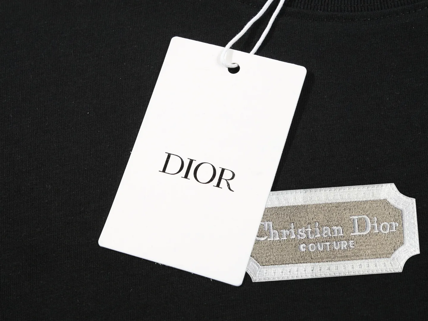 🅿️170 DIOR Dior embroidered letters‼ ️Short-sleeved T-shirt® *Customized 280g cotton fabric, the fabric is soft, skin-friendly and comfortable *Laminated letter logo on the front *A very simple and elegant one that is unparalleled in terms of upper body comfort, interpreting your luxury and taste, and creating your fashionable charm. ⚠️Washing method: It is recommended to dry clean or wrap the reverse side in a laundry bag and machine wash it quickly in cold water and let it dry naturally! ⚠️ Unisex style 𝐂𝐎𝐋𝐎𝐔𝐑: White Black 𝐒𝐈𝐙𝐄: S-XL