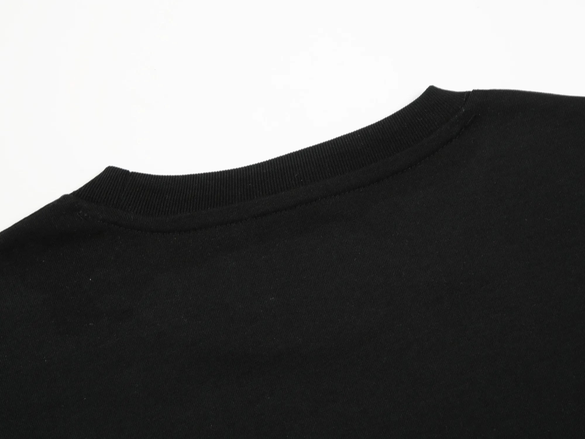 🅿️170 DIOR Dior embroidered letters‼ ️Short-sleeved T-shirt® *Customized 280g cotton fabric, the fabric is soft, skin-friendly and comfortable *Laminated letter logo on the front *A very simple and elegant one that is unparalleled in terms of upper body comfort, interpreting your luxury and taste, and creating your fashionable charm. ⚠️Washing method: It is recommended to dry clean or wrap the reverse side in a laundry bag and machine wash it quickly in cold water and let it dry naturally! ⚠️ Unisex style 𝐂𝐎𝐋𝐎𝐔𝐑: White Black 𝐒𝐈𝐙𝐄: S-XL