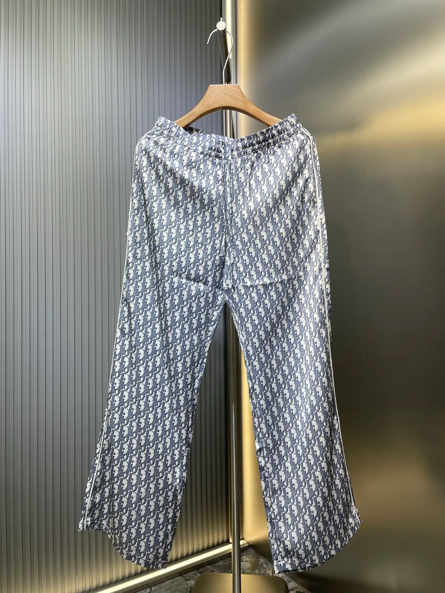 🅿️470 Dior🌟【Top original order】25ss classic all-over printed presbyopia This village shirt is decorated with classic oblique print. Crafted from white and blue twill fabric, it features a peaked collar and rounded hem for a casual style. Wear it with the matching pajama bottoms or for a sophisticated look. Size: 46-52