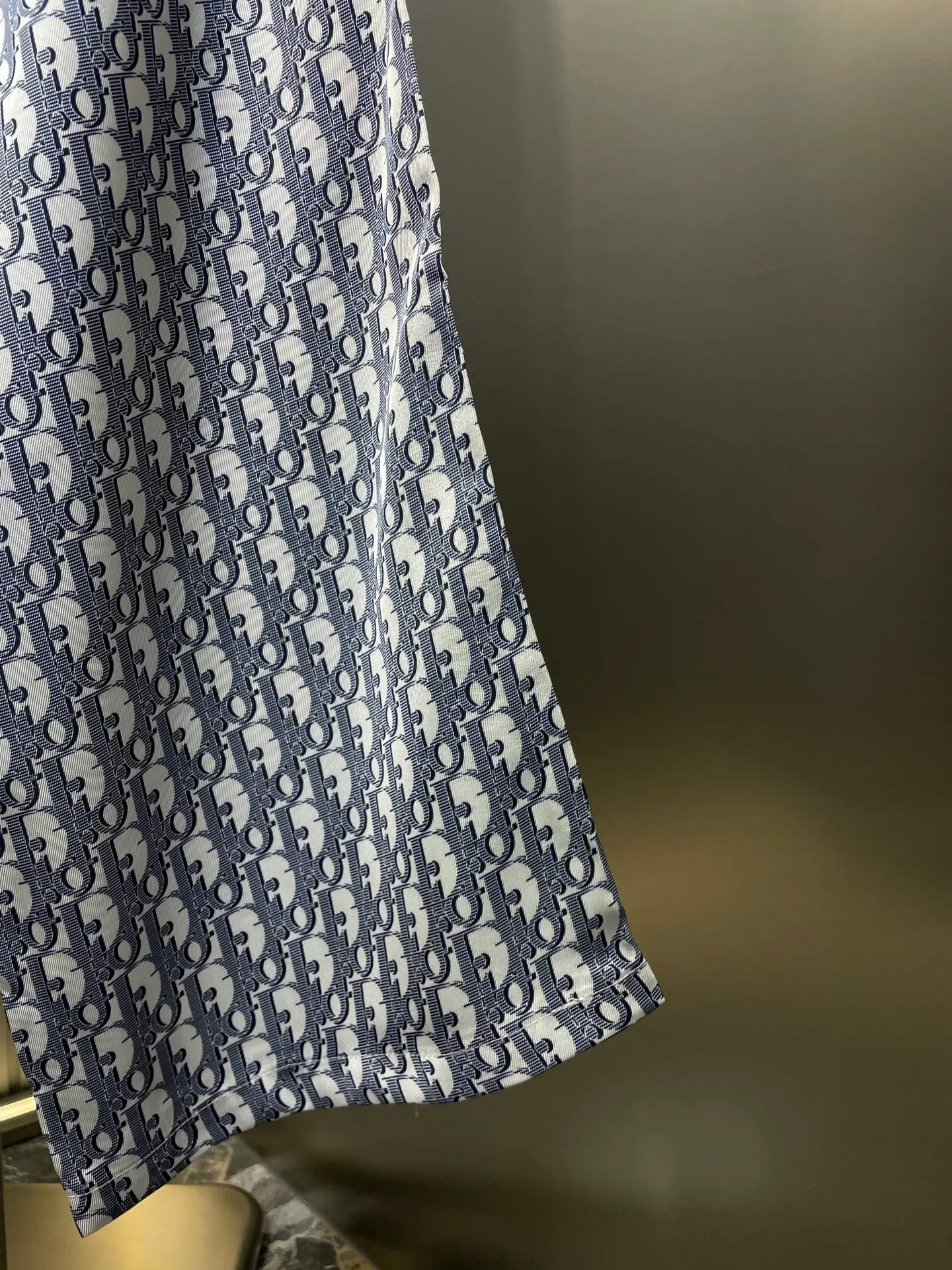 🅿️470 Dior🌟【Top original order】25ss classic all-over printed presbyopia This village shirt is decorated with classic oblique print. Crafted from white and blue twill fabric, it features a peaked collar and rounded hem for a casual style. Wear it with the matching pajama bottoms or for a sophisticated look. Size: 46-52
