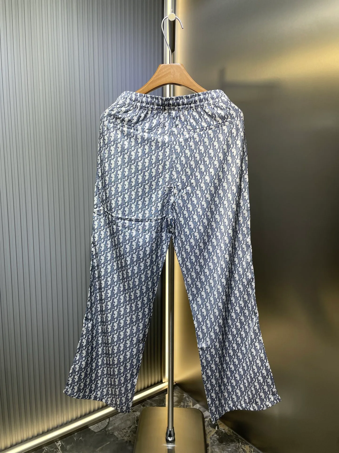 🅿️470 Dior🌟【Top original order】25ss classic all-over printed presbyopia This village shirt is decorated with classic oblique print. Crafted from white and blue twill fabric, it features a peaked collar and rounded hem for a casual style. Wear it with the matching pajama bottoms or for a sophisticated look. Size: 46-52