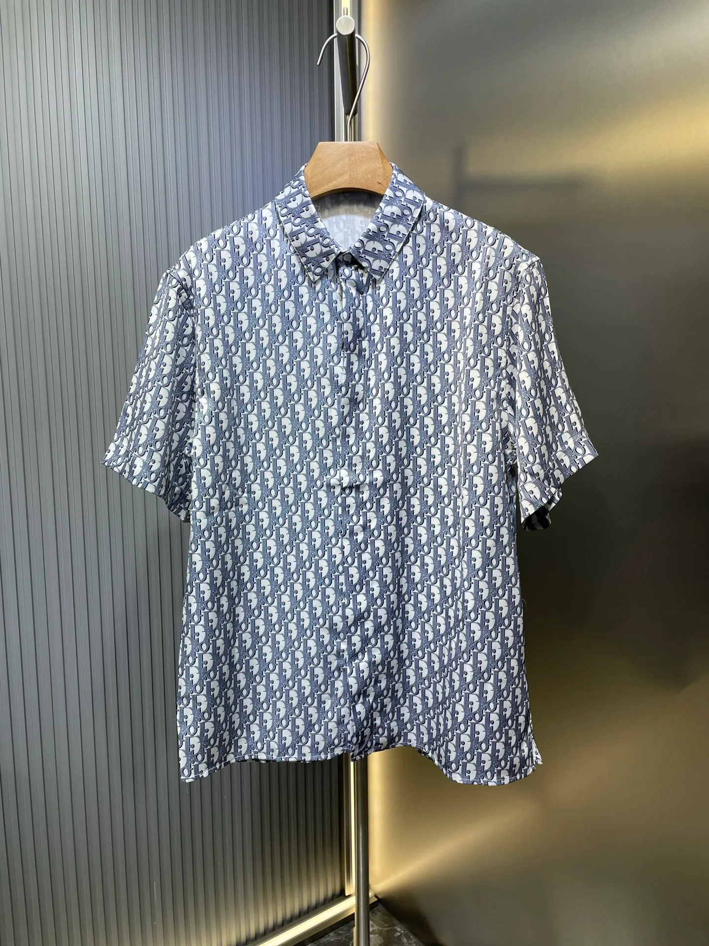 🅿️420 Dior🌟【Top original order】Logo classic presbyopic shirt size s-xl. This village shirt is decorated with classic oblique print. Crafted from white and blue mulberry silk twill fabric, it features a peaked collar and arc-shaped hem for a casual style. Wear with the matching pajamas or shorts for a sophisticated look. size：s m l xl