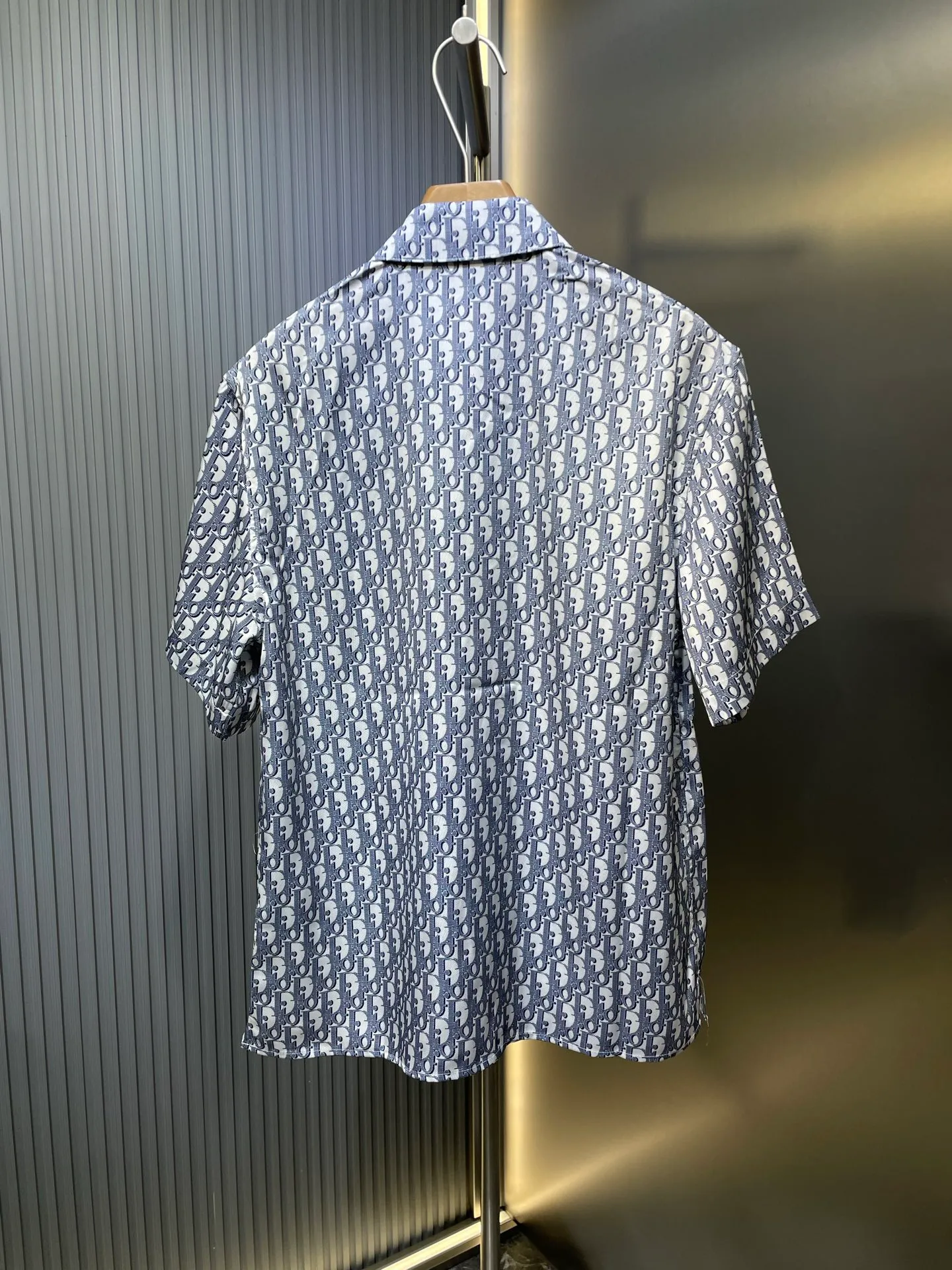🅿️420 Dior🌟【Top original order】Logo classic presbyopic shirt size s-xl. This village shirt is decorated with classic oblique print. Crafted from white and blue mulberry silk twill fabric, it features a peaked collar and arc-shaped hem for a casual style. Wear with the matching pajamas or shorts for a sophisticated look. size：s m l xl