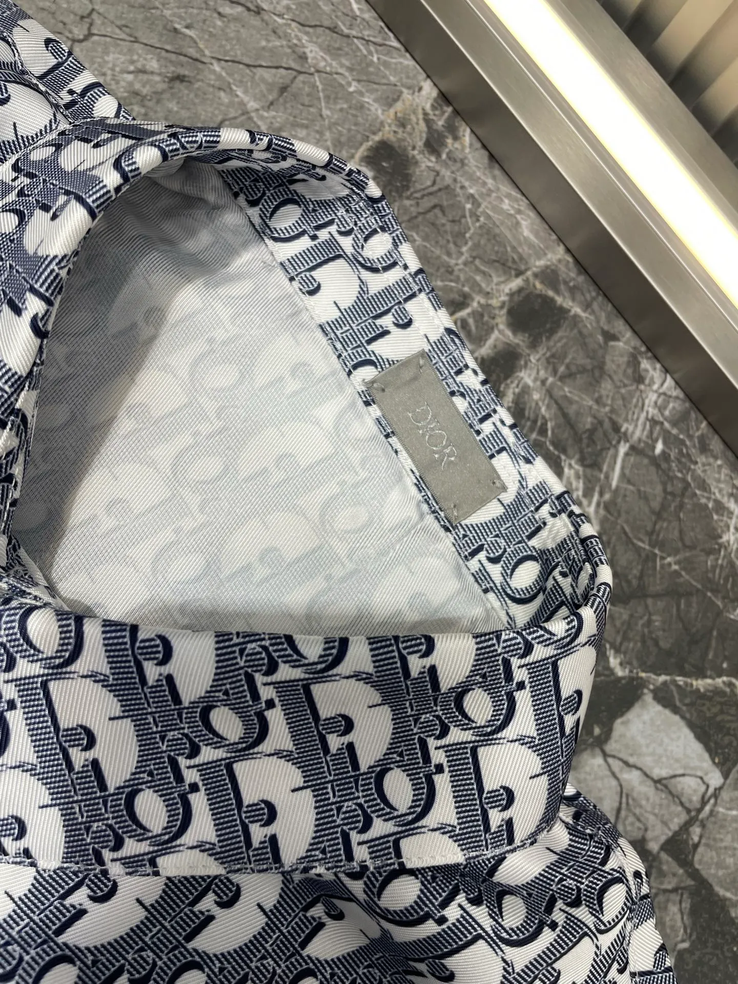 🅿️420 Dior🌟【Top original order】Logo classic presbyopic shirt size s-xl. This village shirt is decorated with classic oblique print. Crafted from white and blue mulberry silk twill fabric, it features a peaked collar and arc-shaped hem for a casual style. Wear with the matching pajamas or shorts for a sophisticated look. size：s m l xl