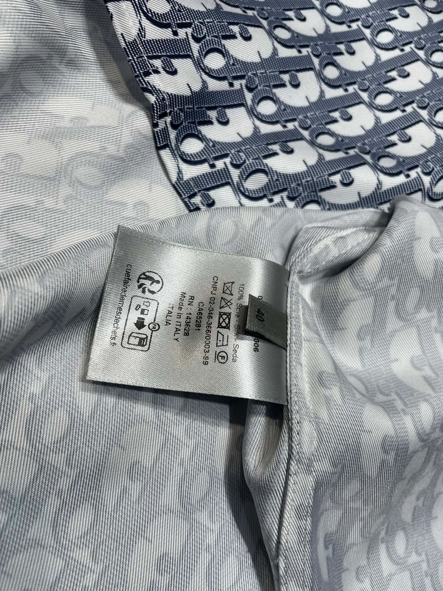 🅿️420 Dior🌟【Top original order】Logo classic presbyopic shirt size s-xl. This village shirt is decorated with classic oblique print. Crafted from white and blue mulberry silk twill fabric, it features a peaked collar and arc-shaped hem for a casual style. Wear with the matching pajamas or shorts for a sophisticated look. size：s m l xl