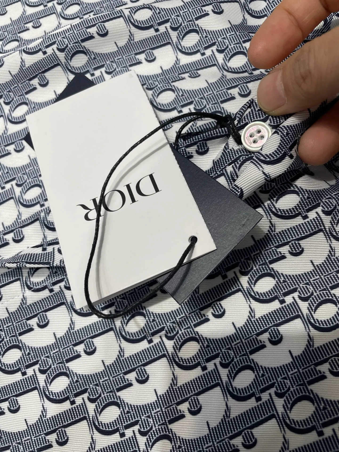 🅿️420 Dior🌟【Top original order】Logo classic presbyopic shirt size s-xl. This village shirt is decorated with classic oblique print. Crafted from white and blue mulberry silk twill fabric, it features a peaked collar and arc-shaped hem for a casual style. Wear with the matching pajamas or shorts for a sophisticated look. size：s m l xl