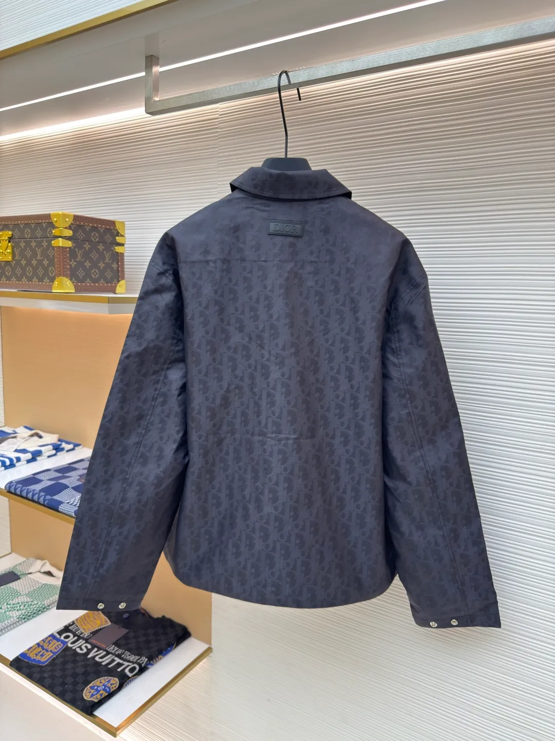 Dior blue technical jacquard jacket ●Authentic product: Purchased and developed by 18292 ●Item number: 1680395-B70 ●Fabric: nylon fabric ●Technology: jacquard production ●Version: loose fit ●Weight: about 435 grams ●Size: 46-48-50-52 ●Description: Nylon fabric made of 100% nylon. The ultra-fine denier yarn is made through precision weaving technology to achieve a fabric density of 580 needles/square inch, which is lightweight while building a strong frame. The microporous structure is breathable and water-repellent, greatly improving the performance of the finished product in multiple occasions. Advanced laser jacquard technology is used to form a concave and convex texture on the surface of the fabric, with a strong three-dimensional effect and a more obvious 3D effect. The pattern is clear and delicate, and the color is full and even. The overall wiring is straight and delicate, the fabric is comfortable and soft, and the color is consistent without color difference. It can be matched with the same style to create a fashionable look and control various occasions. Customized accessories, complete with three standards, same style for men and women!