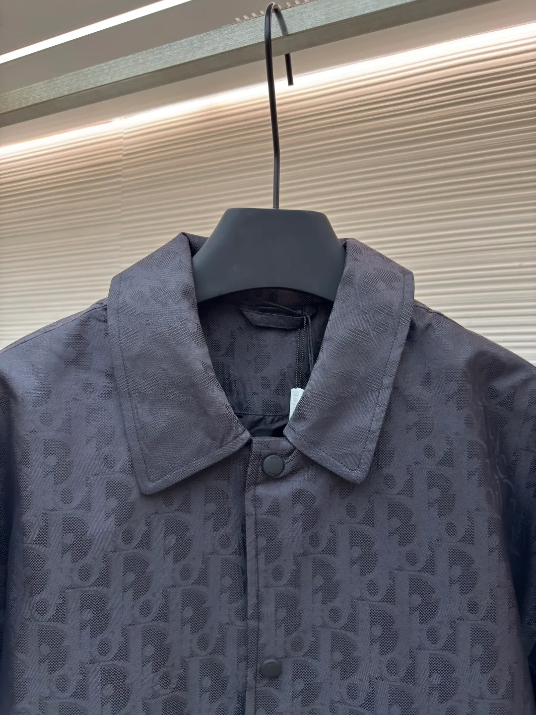 Dior blue technical jacquard jacket ●Authentic product: Purchased and developed by 18292 ●Item number: 1680395-B70 ●Fabric: nylon fabric ●Technology: jacquard production ●Version: loose fit ●Weight: about 435 grams ●Size: 46-48-50-52 ●Description: Nylon fabric made of 100% nylon. The ultra-fine denier yarn is made through precision weaving technology to achieve a fabric density of 580 needles/square inch, which is lightweight while building a strong frame. The microporous structure is breathable and water-repellent, greatly improving the performance of the finished product in multiple occasions. Advanced laser jacquard technology is used to form a concave and convex texture on the surface of the fabric, with a strong three-dimensional effect and a more obvious 3D effect. The pattern is clear and delicate, and the color is full and even. The overall wiring is straight and delicate, the fabric is comfortable and soft, and the color is consistent without color difference. It can be matched with the same style to create a fashionable look and control various occasions. Customized accessories, complete with three standards, same style for men and women!
