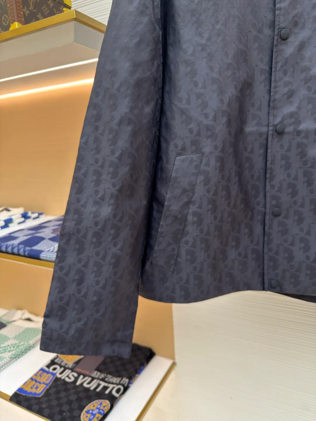 Dior blue technical jacquard jacket ●Authentic product: Purchased and developed by 18292 ●Item number: 1680395-B70 ●Fabric: nylon fabric ●Technology: jacquard production ●Version: loose fit ●Weight: about 435 grams ●Size: 46-48-50-52 ●Description: Nylon fabric made of 100% nylon. The ultra-fine denier yarn is made through precision weaving technology to achieve a fabric density of 580 needles/square inch, which is lightweight while building a strong frame. The microporous structure is breathable and water-repellent, greatly improving the performance of the finished product in multiple occasions. Advanced laser jacquard technology is used to form a concave and convex texture on the surface of the fabric, with a strong three-dimensional effect and a more obvious 3D effect. The pattern is clear and delicate, and the color is full and even. The overall wiring is straight and delicate, the fabric is comfortable and soft, and the color is consistent without color difference. It can be matched with the same style to create a fashionable look and control various occasions. Customized accessories, complete with three standards, same style for men and women!