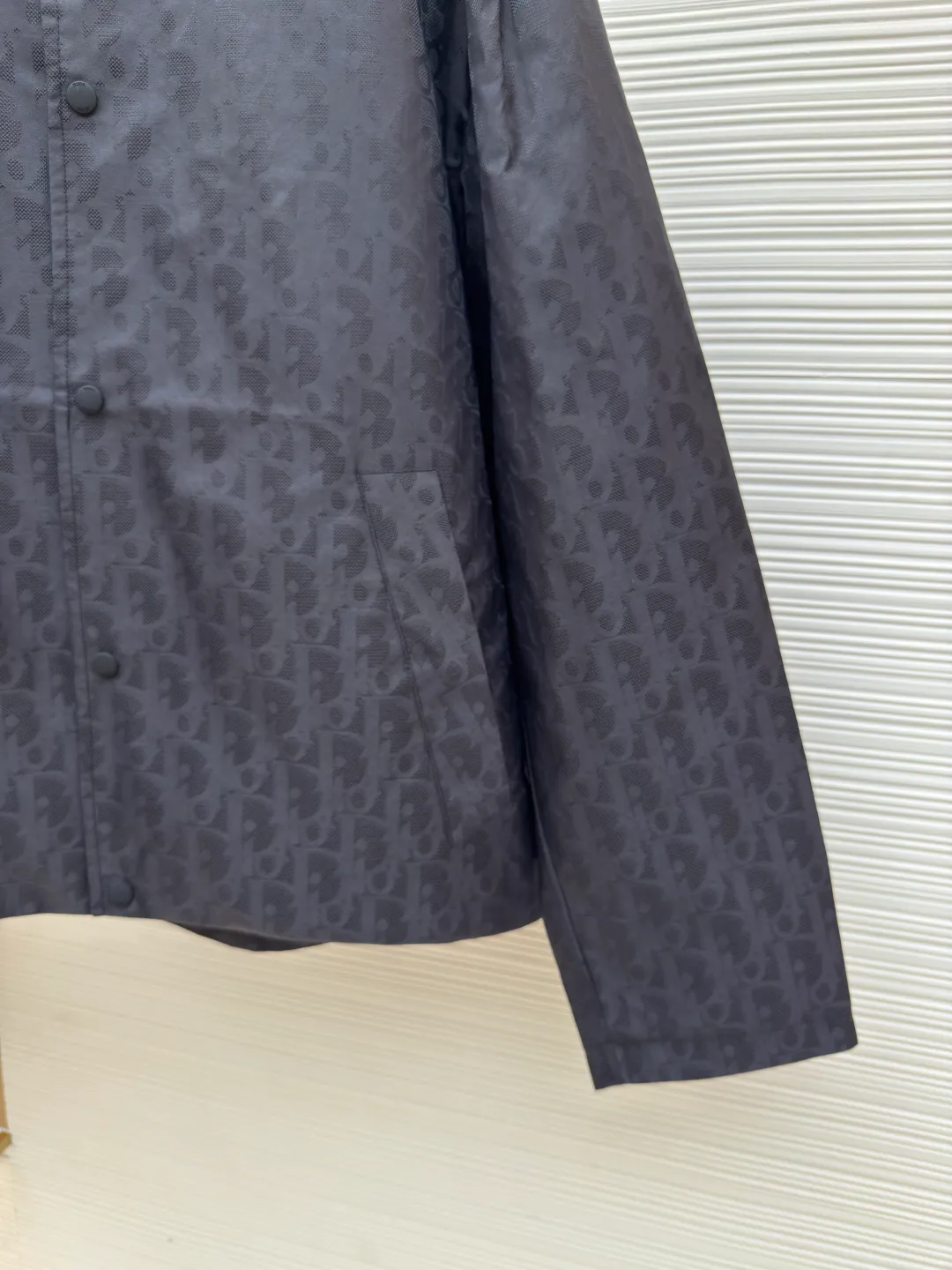 Dior blue technical jacquard jacket ●Authentic product: Purchased and developed by 18292 ●Item number: 1680395-B70 ●Fabric: nylon fabric ●Technology: jacquard production ●Version: loose fit ●Weight: about 435 grams ●Size: 46-48-50-52 ●Description: Nylon fabric made of 100% nylon. The ultra-fine denier yarn is made through precision weaving technology to achieve a fabric density of 580 needles/square inch, which is lightweight while building a strong frame. The microporous structure is breathable and water-repellent, greatly improving the performance of the finished product in multiple occasions. Advanced laser jacquard technology is used to form a concave and convex texture on the surface of the fabric, with a strong three-dimensional effect and a more obvious 3D effect. The pattern is clear and delicate, and the color is full and even. The overall wiring is straight and delicate, the fabric is comfortable and soft, and the color is consistent without color difference. It can be matched with the same style to create a fashionable look and control various occasions. Customized accessories, complete with three standards, same style for men and women!