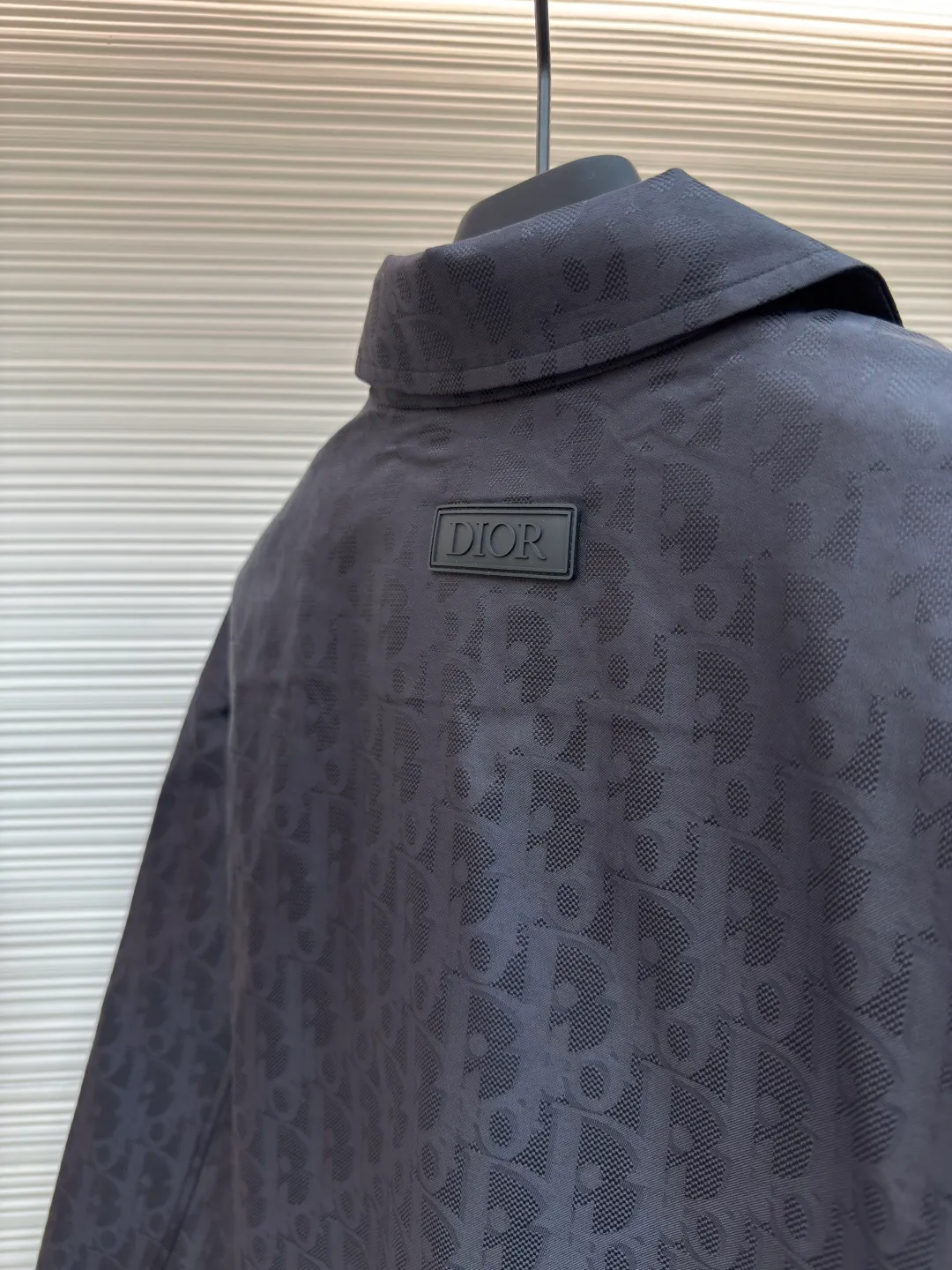 Dior blue technical jacquard jacket ●Authentic product: Purchased and developed by 18292 ●Item number: 1680395-B70 ●Fabric: nylon fabric ●Technology: jacquard production ●Version: loose fit ●Weight: about 435 grams ●Size: 46-48-50-52 ●Description: Nylon fabric made of 100% nylon. The ultra-fine denier yarn is made through precision weaving technology to achieve a fabric density of 580 needles/square inch, which is lightweight while building a strong frame. The microporous structure is breathable and water-repellent, greatly improving the performance of the finished product in multiple occasions. Advanced laser jacquard technology is used to form a concave and convex texture on the surface of the fabric, with a strong three-dimensional effect and a more obvious 3D effect. The pattern is clear and delicate, and the color is full and even. The overall wiring is straight and delicate, the fabric is comfortable and soft, and the color is consistent without color difference. It can be matched with the same style to create a fashionable look and control various occasions. Customized accessories, complete with three standards, same style for men and women!