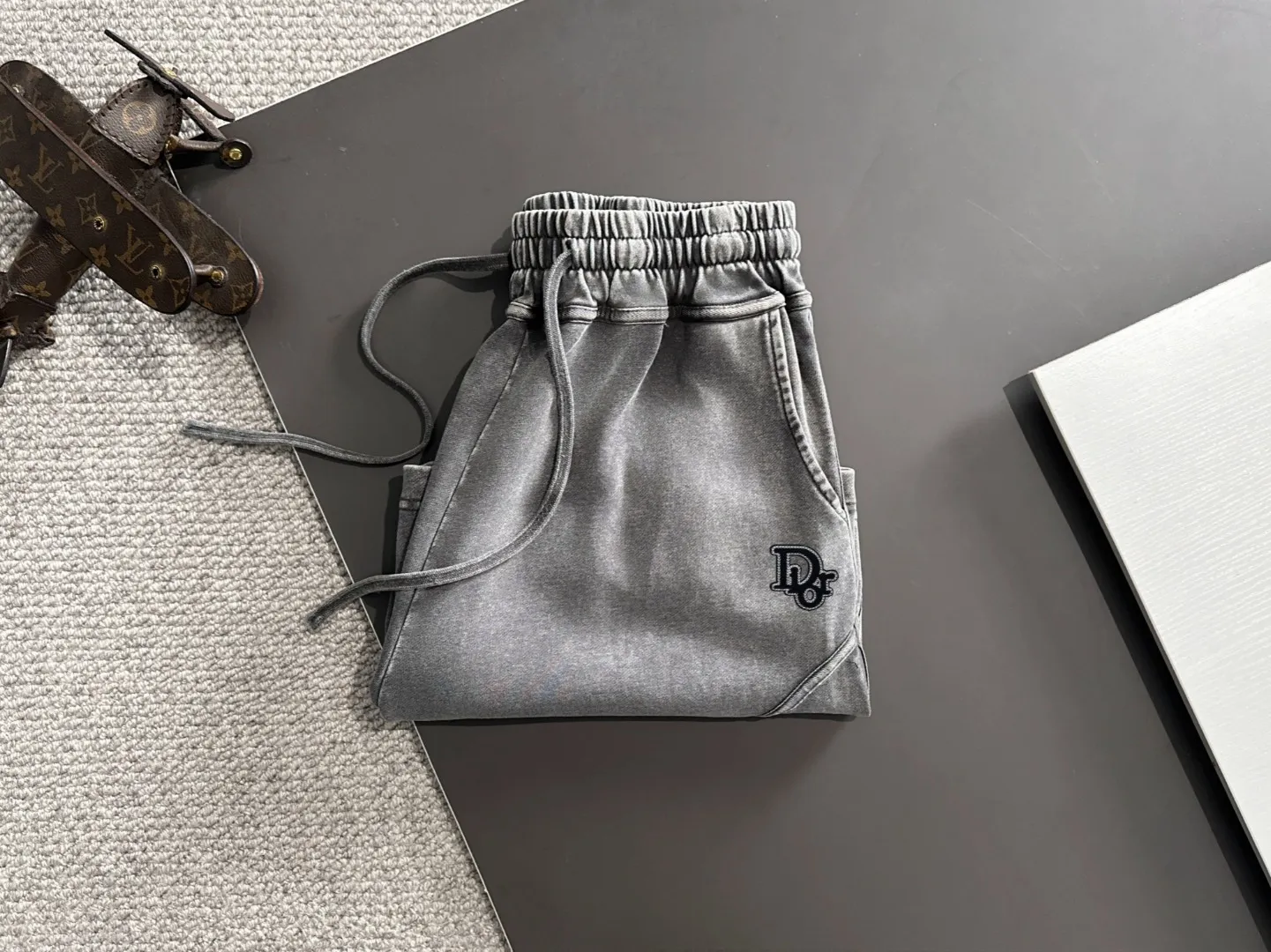 🅿️330 shipped next day, high quality DIOR/Dior 2025 spring and summer new casual solid color loose shorts with elastic band, two needle stitches at the hem of the trousers, fine and firm stitching, custom-made fabrics at the counter with high breathability and comfort, impeccable details, brand element design concept, reflecting high quality. It feels delicate and soft! It presents a casual cut and the upper body shape is great! Size: S-XXL
