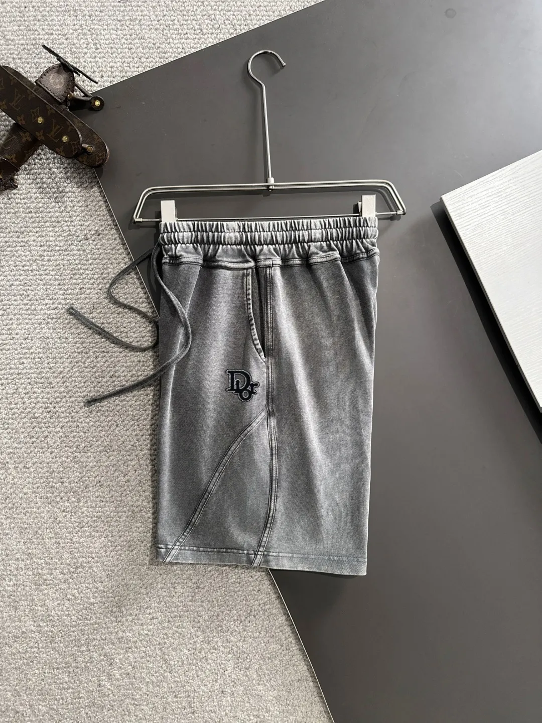 🅿️330 shipped next day, high quality DIOR/Dior 2025 spring and summer new casual solid color loose shorts with elastic band, two needle stitches at the hem of the trousers, fine and firm stitching, custom-made fabrics at the counter with high breathability and comfort, impeccable details, brand element design concept, reflecting high quality. It feels delicate and soft! It presents a casual cut and the upper body shape is great! Size: S-XXL