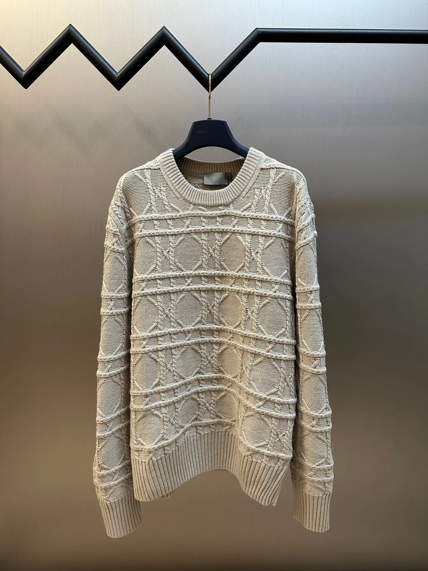 🅿️600 Dior Cannage Pattern Crew Neck Sweater This cannage pattern sweater is from the Dior Icons series, highlighting Dior's exquisite craftsmanship and fine tradition with an elegant and casual style.  Crafted from beige cashmere cable-knit fabric, the classic cannage pattern is reinterpreted with intricate details. Pair with the collection's trousers for a chic look.  size：xs s m l