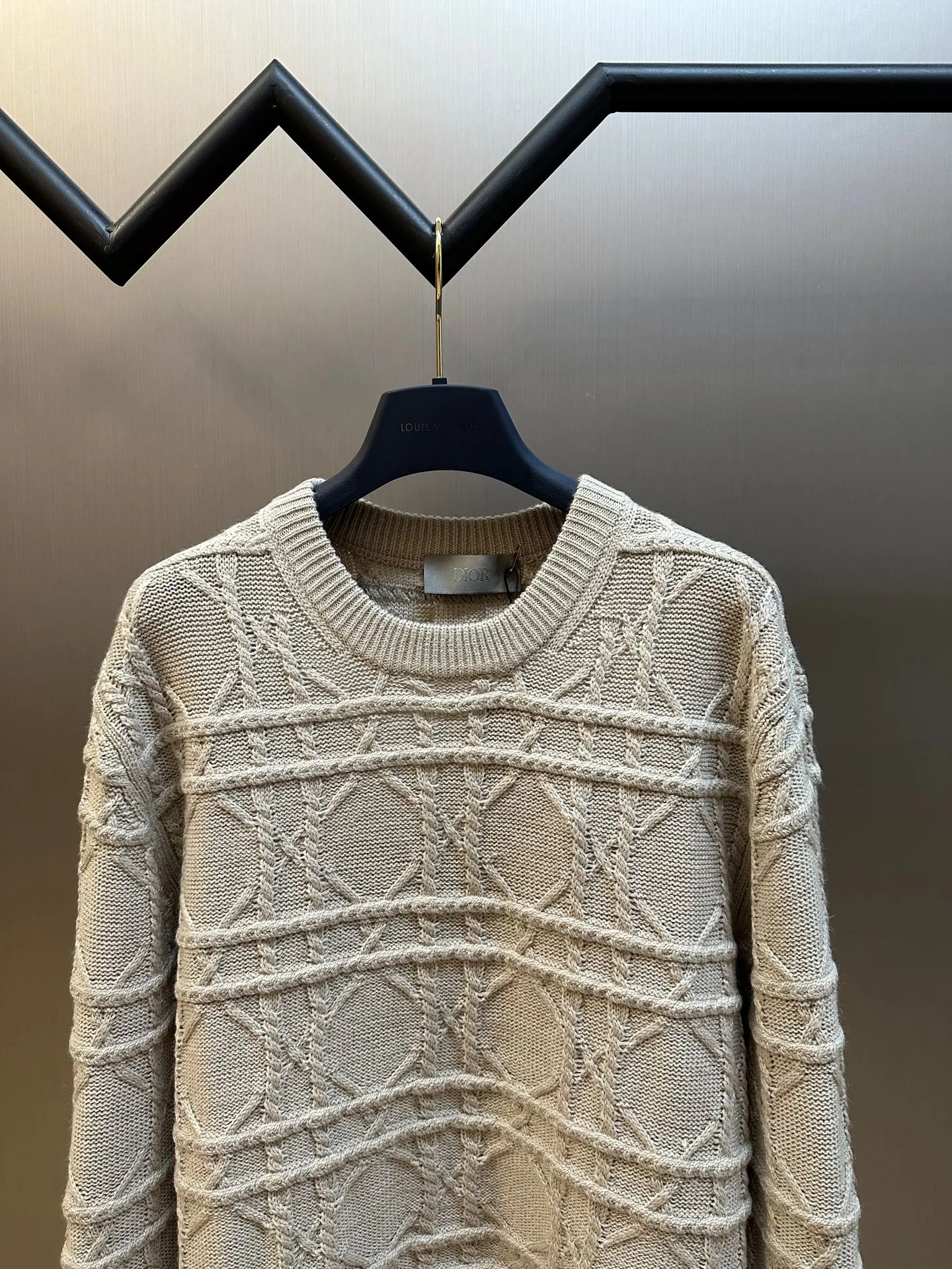 🅿️600 Dior Cannage Pattern Crew Neck Sweater This cannage pattern sweater is from the Dior Icons series, highlighting Dior's exquisite craftsmanship and fine tradition with an elegant and casual style.  Crafted from beige cashmere cable-knit fabric, the classic cannage pattern is reinterpreted with intricate details. Pair with the collection's trousers for a chic look.  size：xs s m l