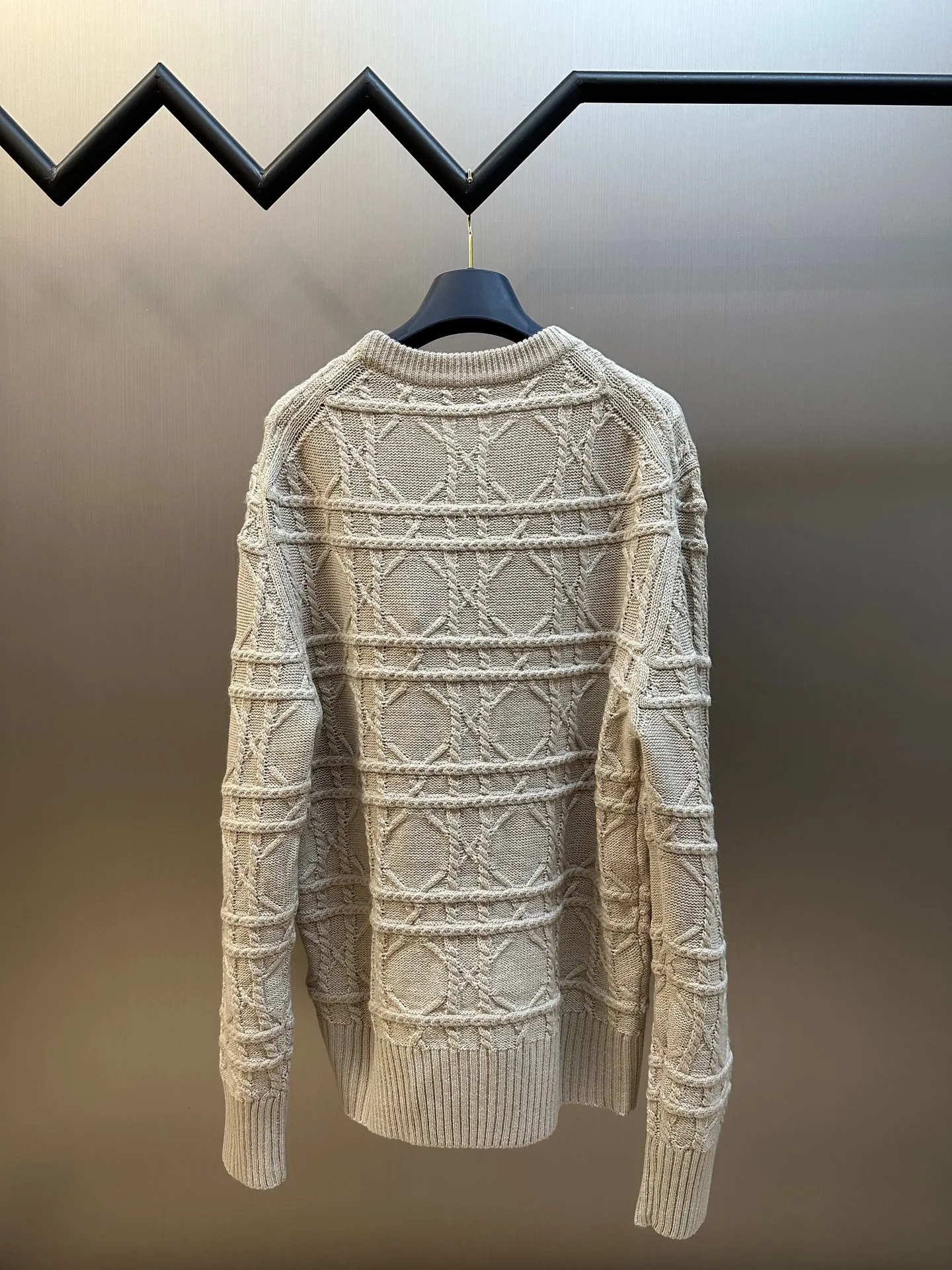 🅿️600 Dior Cannage Pattern Crew Neck Sweater This cannage pattern sweater is from the Dior Icons series, highlighting Dior's exquisite craftsmanship and fine tradition with an elegant and casual style.  Crafted from beige cashmere cable-knit fabric, the classic cannage pattern is reinterpreted with intricate details. Pair with the collection's trousers for a chic look.  size：xs s m l