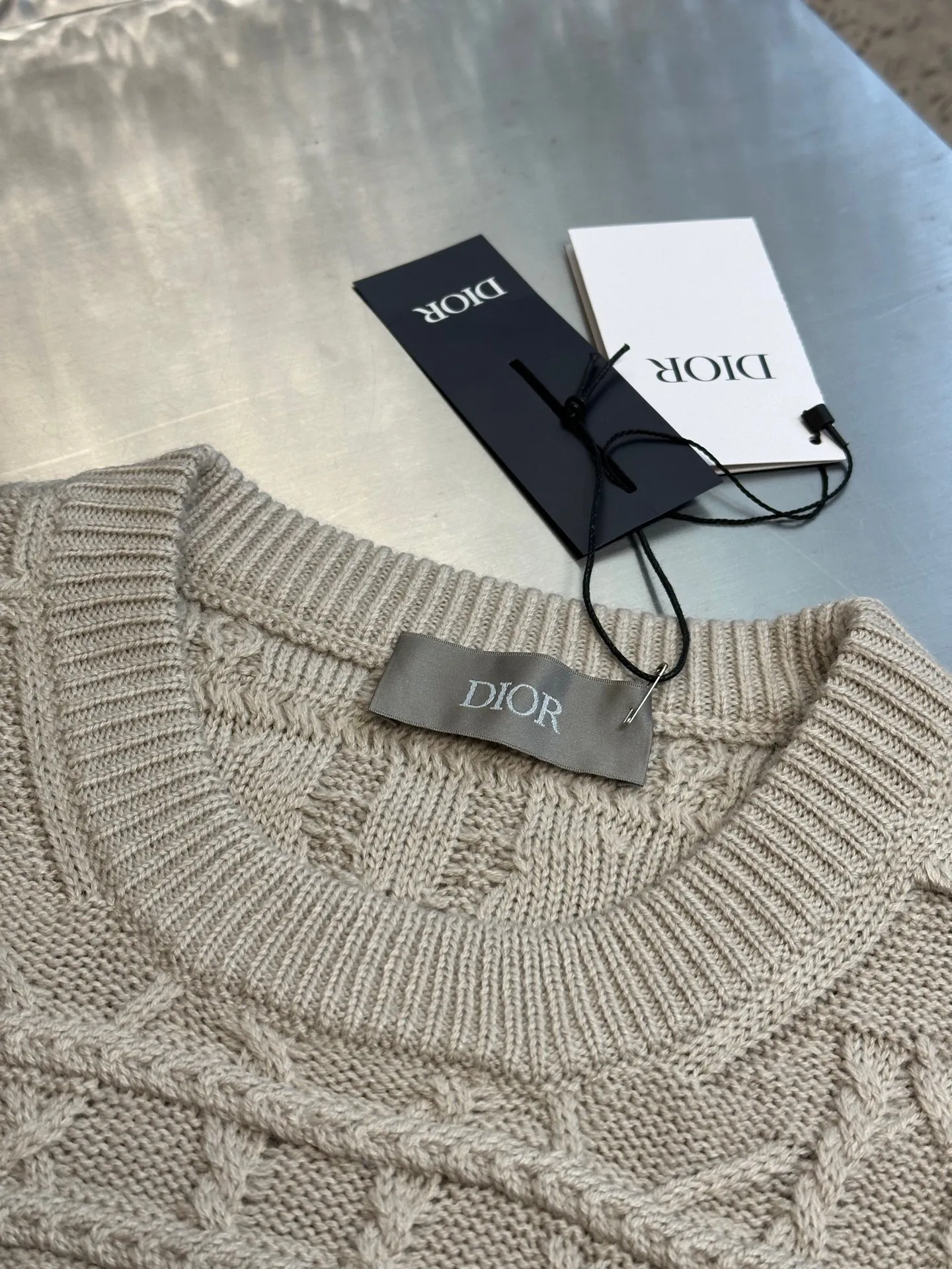 🅿️600 Dior Cannage Pattern Crew Neck Sweater This cannage pattern sweater is from the Dior Icons series, highlighting Dior's exquisite craftsmanship and fine tradition with an elegant and casual style.  Crafted from beige cashmere cable-knit fabric, the classic cannage pattern is reinterpreted with intricate details. Pair with the collection's trousers for a chic look.  size：xs s m l