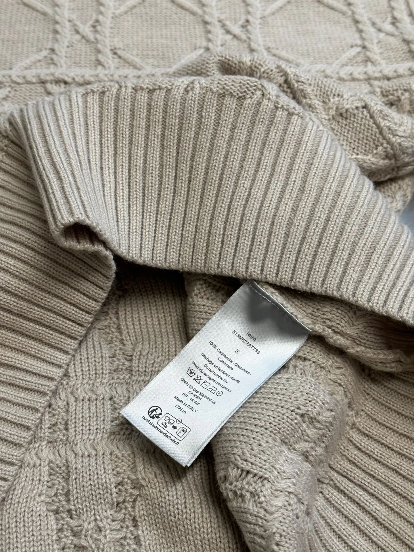 🅿️600 Dior Cannage Pattern Crew Neck Sweater This cannage pattern sweater is from the Dior Icons series, highlighting Dior's exquisite craftsmanship and fine tradition with an elegant and casual style.  Crafted from beige cashmere cable-knit fabric, the classic cannage pattern is reinterpreted with intricate details. Pair with the collection's trousers for a chic look.  size：xs s m l