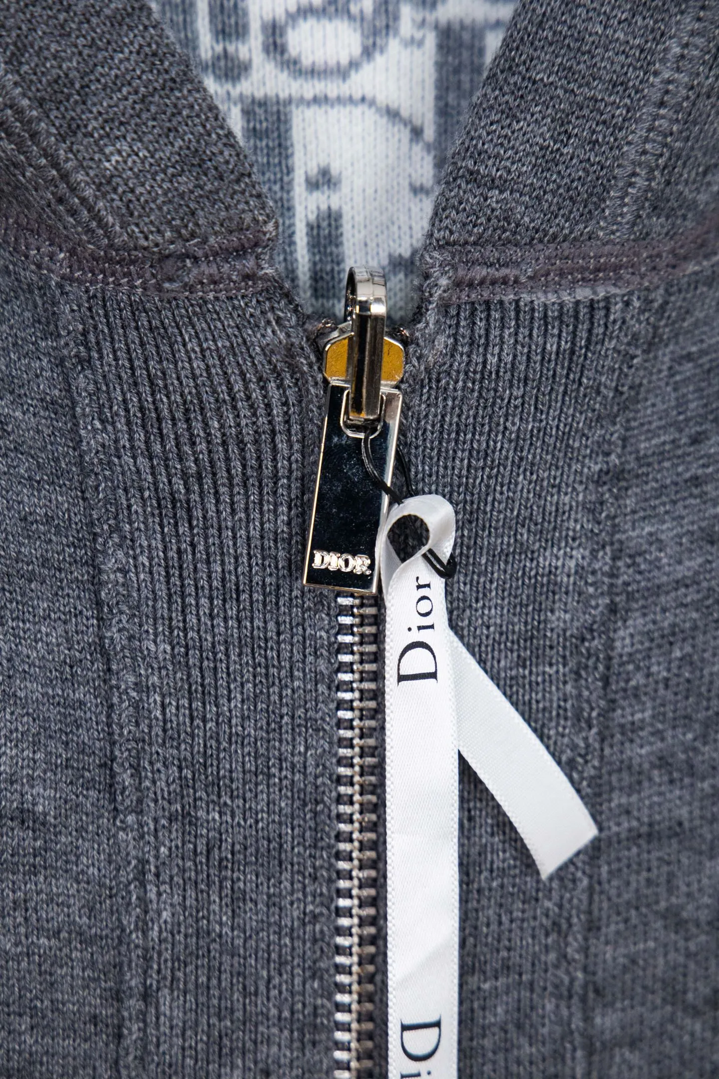 🅿️650 Style No.: M249 replica version Dior 𝘾𝙝𝙧𝙞𝙨𝙩𝙞𝙖𝙣 𝘿𝙞𝙤𝙧 CD 24SS old flower all-over printed double-sided jacquard zipper cardigan jacket sweater lightism essential luxury item for men and women for daily commuting Purchase authentic pattern Correct version Welcome to compare Detailed features · Use 50% wool content yarn, 35% cashmere 15% synthetic fiber · Adopt double-sided jacquard craftsmanship imported from Germany · Collar, cuffs and hem thread design Windproof and comfortable · Spacing between strips and letter logos The woven sheet effect is completely restored · Original main mark washed tag moisture-proof paper packaging Color: White Gray Size: S M L