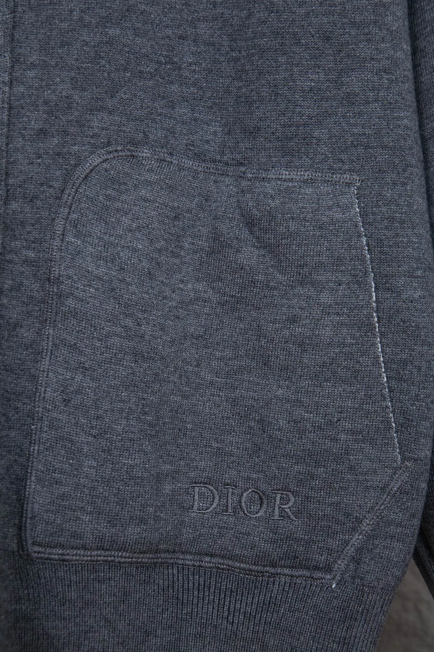 🅿️650 Style No.: M249 replica version Dior 𝘾𝙝𝙧𝙞𝙨𝙩𝙞𝙖𝙣 𝘿𝙞𝙤𝙧 CD 24SS old flower all-over printed double-sided jacquard zipper cardigan jacket sweater lightism essential luxury item for men and women for daily commuting Purchase authentic pattern Correct version Welcome to compare Detailed features · Use 50% wool content yarn, 35% cashmere 15% synthetic fiber · Adopt double-sided jacquard craftsmanship imported from Germany · Collar, cuffs and hem thread design Windproof and comfortable · Spacing between strips and letter logos The woven sheet effect is completely restored · Original main mark washed tag moisture-proof paper packaging Color: White Gray Size: S M L