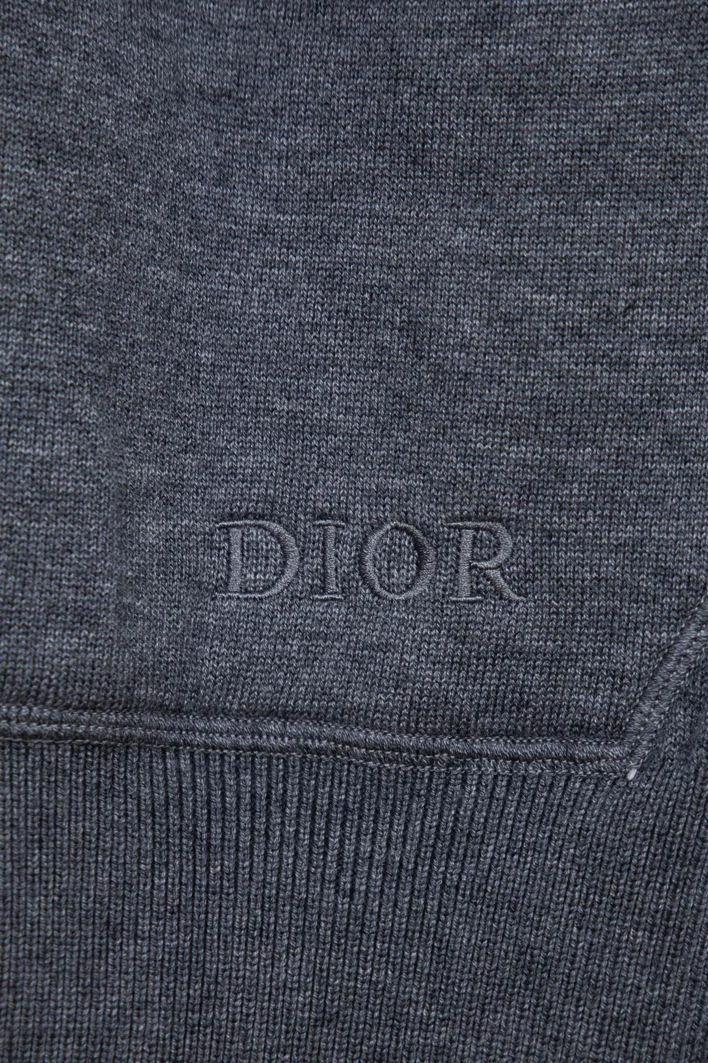 🅿️650 Style No.: M249 replica version Dior 𝘾𝙝𝙧𝙞𝙨𝙩𝙞𝙖𝙣 𝘿𝙞𝙤𝙧 CD 24SS old flower all-over printed double-sided jacquard zipper cardigan jacket sweater lightism essential luxury item for men and women for daily commuting Purchase authentic pattern Correct version Welcome to compare Detailed features · Use 50% wool content yarn, 35% cashmere 15% synthetic fiber · Adopt double-sided jacquard craftsmanship imported from Germany · Collar, cuffs and hem thread design Windproof and comfortable · Spacing between strips and letter logos The woven sheet effect is completely restored · Original main mark washed tag moisture-proof paper packaging Color: White Gray Size: S M L