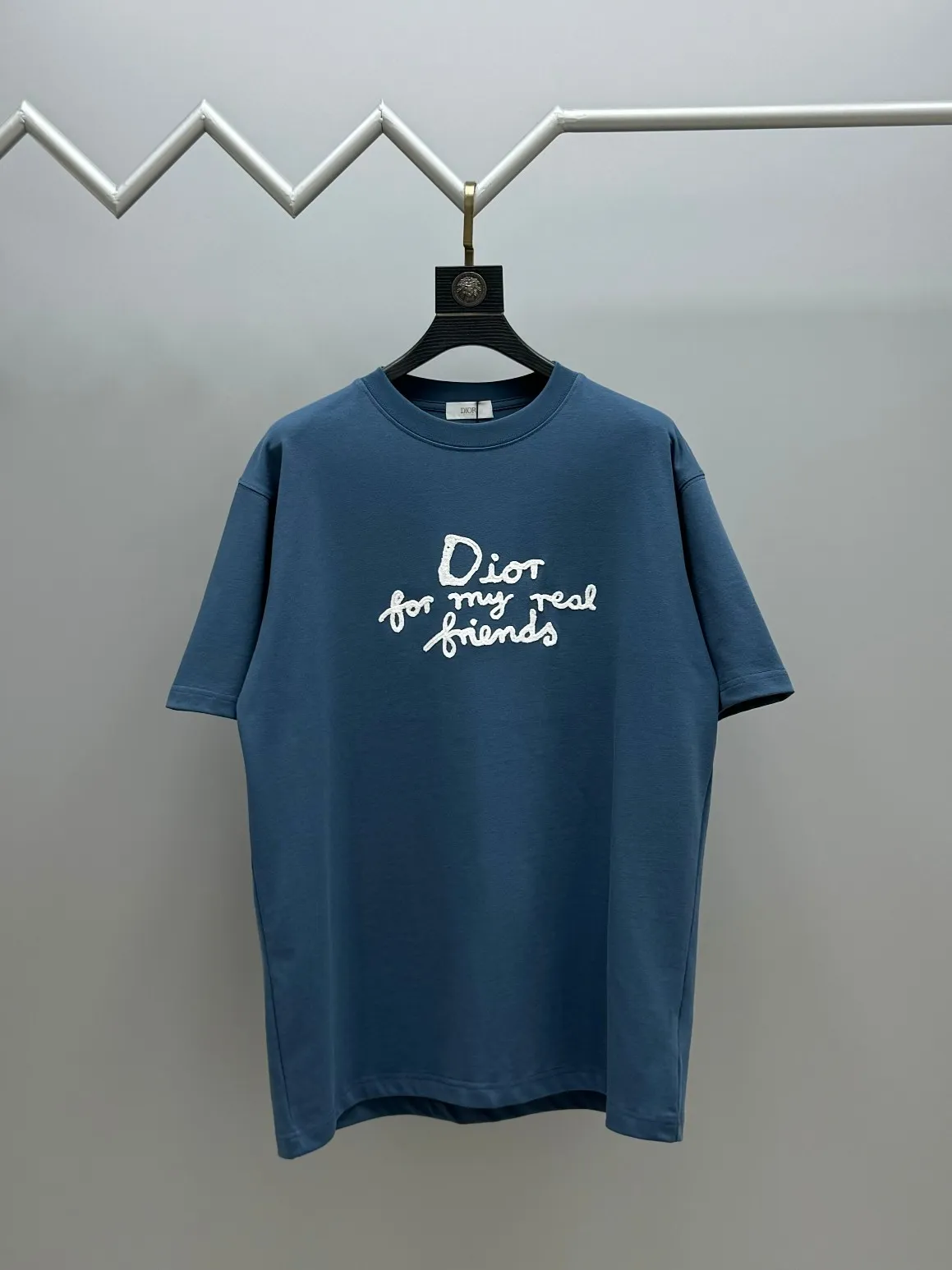 🅿️210 (top version, differentiated currency) will not be taken off the shelves all year round, sell with confidence. Style: Dior/DIO.R short-sleeved T-shirt. Fabric: 300g double yarn 100% cotton. Rib: 320g heavy Sorona 1*1 trendy brand. Craftsmanship: imported machine embroidered logo. Color: white blue. Size: XS S M L. Gender-neutral. Same style for men and women.