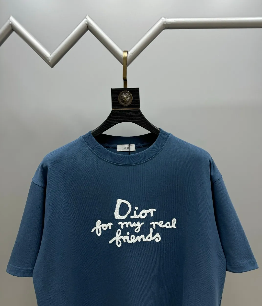 🅿️210 (top version, differentiated currency) will not be taken off the shelves all year round, sell with confidence. Style: Dior/DIO.R short-sleeved T-shirt. Fabric: 300g double yarn 100% cotton. Rib: 320g heavy Sorona 1*1 trendy brand. Craftsmanship: imported machine embroidered logo. Color: white blue. Size: XS S M L. Gender-neutral. Same style for men and women.