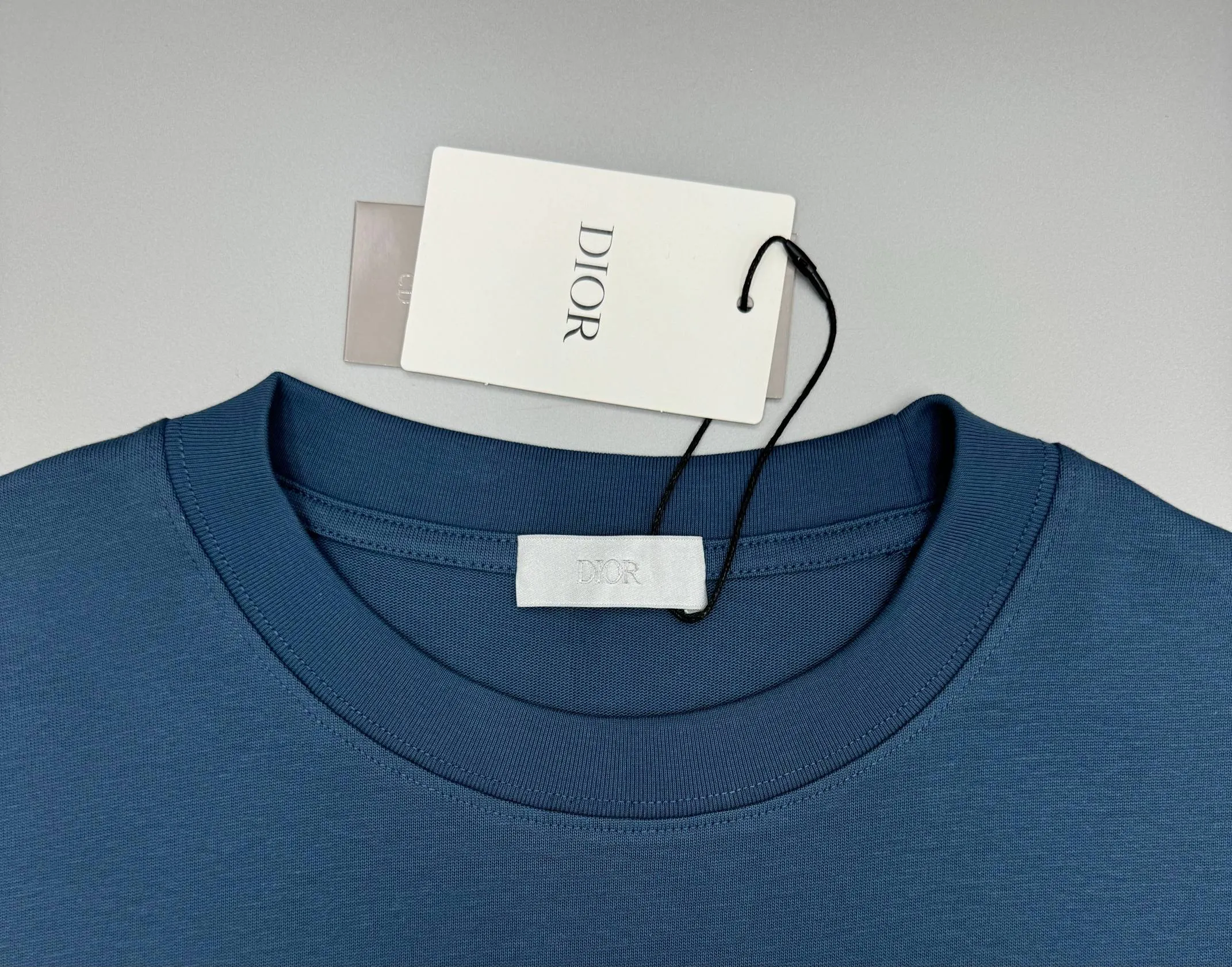 🅿️210 (top version, differentiated currency) will not be taken off the shelves all year round, sell with confidence. Style: Dior/DIO.R short-sleeved T-shirt. Fabric: 300g double yarn 100% cotton. Rib: 320g heavy Sorona 1*1 trendy brand. Craftsmanship: imported machine embroidered logo. Color: white blue. Size: XS S M L. Gender-neutral. Same style for men and women.