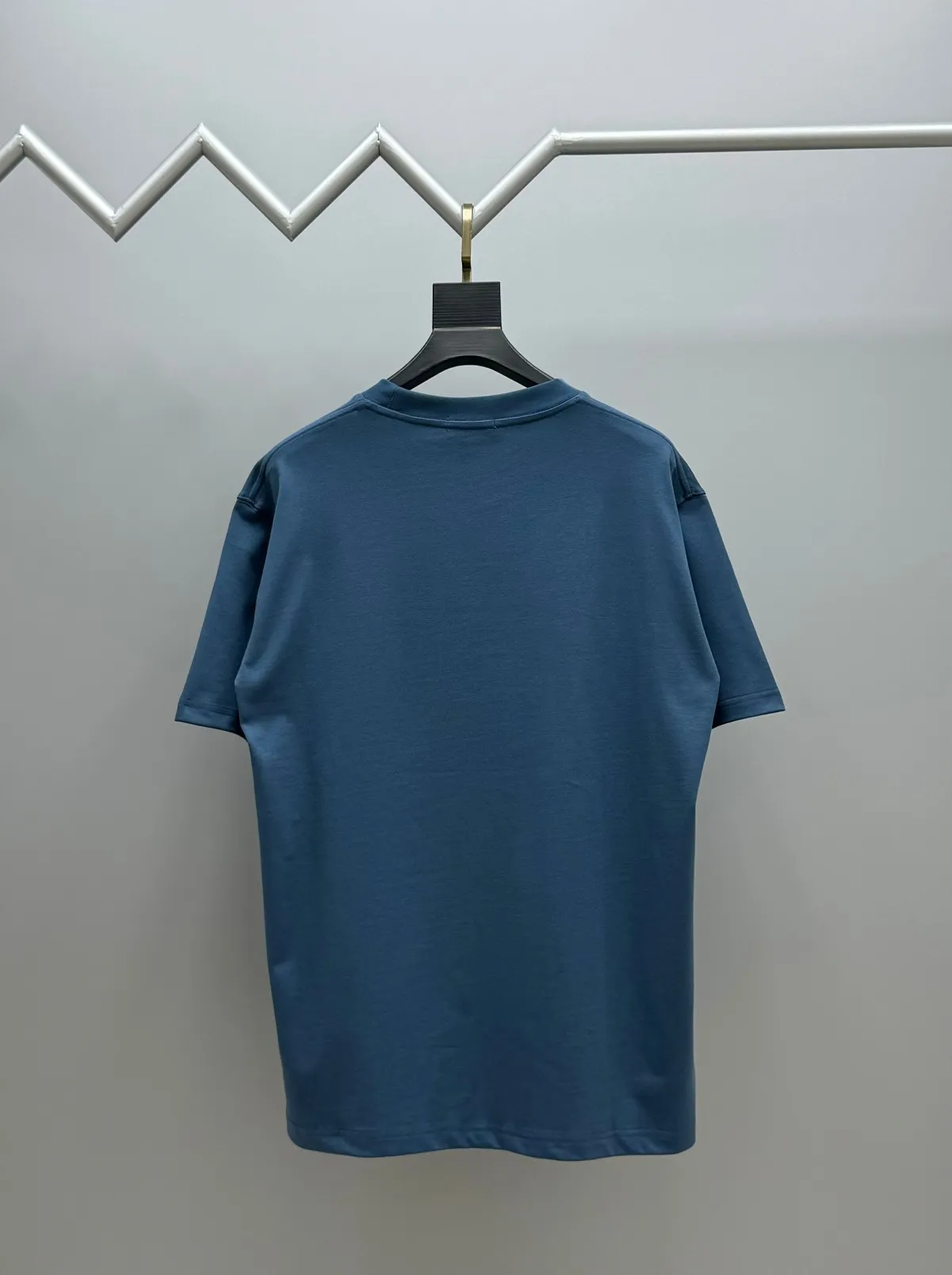 🅿️210 (top version, differentiated currency) will not be taken off the shelves all year round, sell with confidence. Style: Dior/DIO.R short-sleeved T-shirt. Fabric: 300g double yarn 100% cotton. Rib: 320g heavy Sorona 1*1 trendy brand. Craftsmanship: imported machine embroidered logo. Color: white blue. Size: XS S M L. Gender-neutral. Same style for men and women.