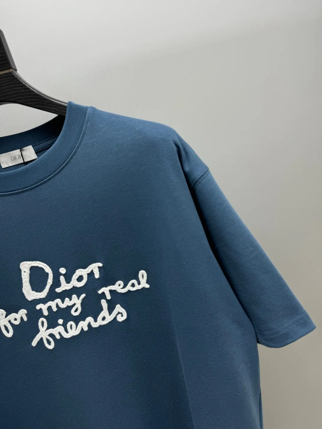 🅿️210 (top version, differentiated currency) will not be taken off the shelves all year round, sell with confidence. Style: Dior/DIO.R short-sleeved T-shirt. Fabric: 300g double yarn 100% cotton. Rib: 320g heavy Sorona 1*1 trendy brand. Craftsmanship: imported machine embroidered logo. Color: white blue. Size: XS S M L. Gender-neutral. Same style for men and women.