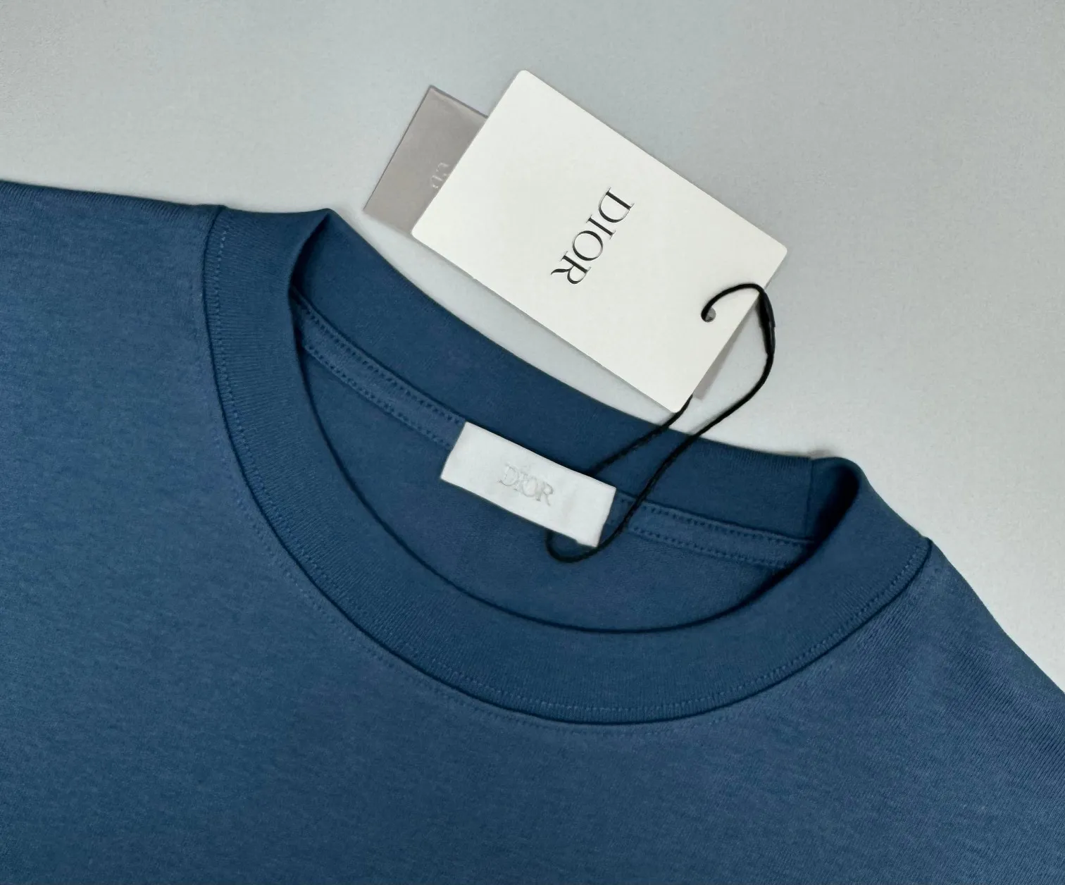 🅿️210 (top version, differentiated currency) will not be taken off the shelves all year round, sell with confidence. Style: Dior/DIO.R short-sleeved T-shirt. Fabric: 300g double yarn 100% cotton. Rib: 320g heavy Sorona 1*1 trendy brand. Craftsmanship: imported machine embroidered logo. Color: white blue. Size: XS S M L. Gender-neutral. Same style for men and women.