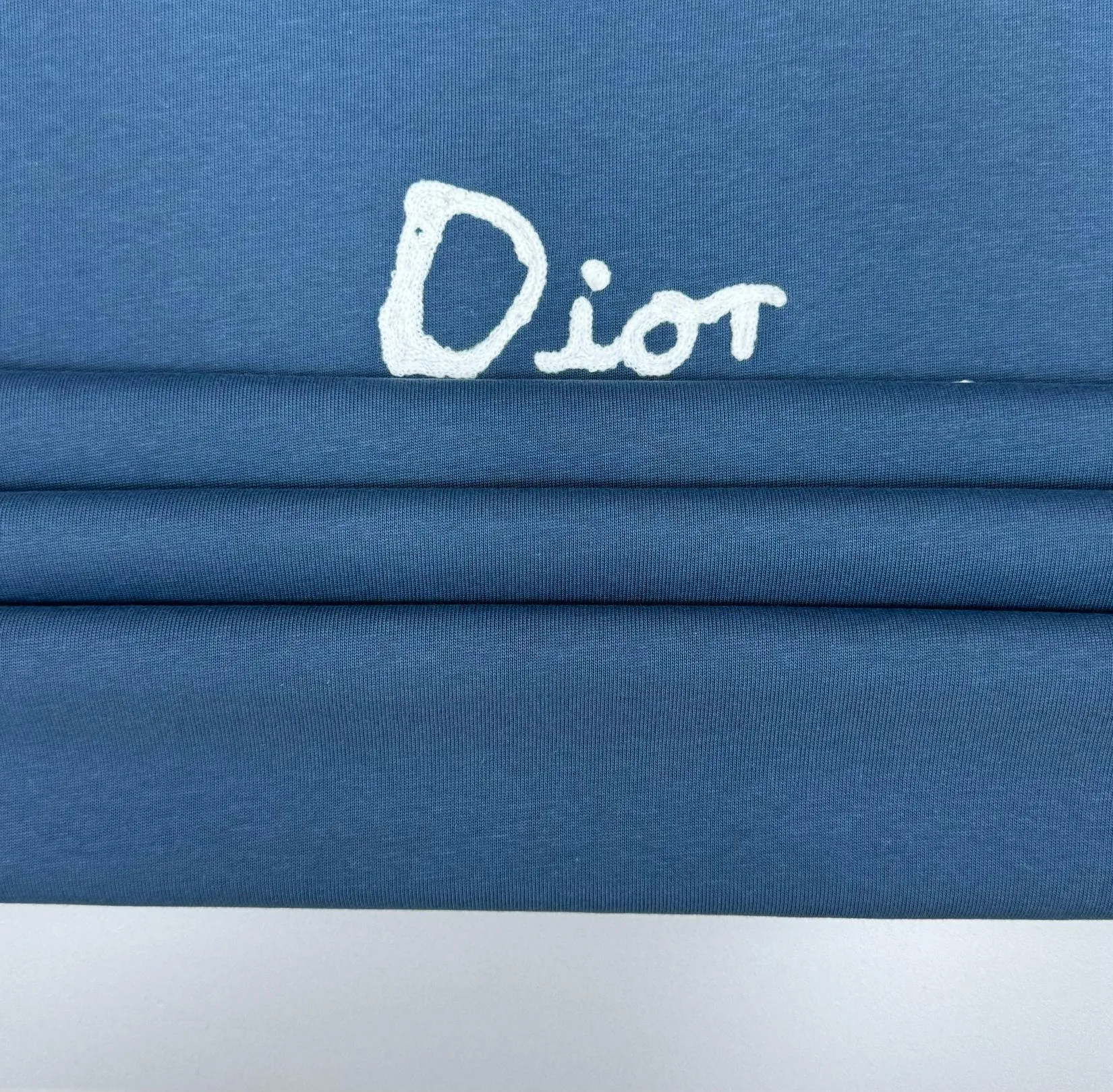 🅿️210 (top version, differentiated currency) will not be taken off the shelves all year round, sell with confidence. Style: Dior/DIO.R short-sleeved T-shirt. Fabric: 300g double yarn 100% cotton. Rib: 320g heavy Sorona 1*1 trendy brand. Craftsmanship: imported machine embroidered logo. Color: white blue. Size: XS S M L. Gender-neutral. Same style for men and women.