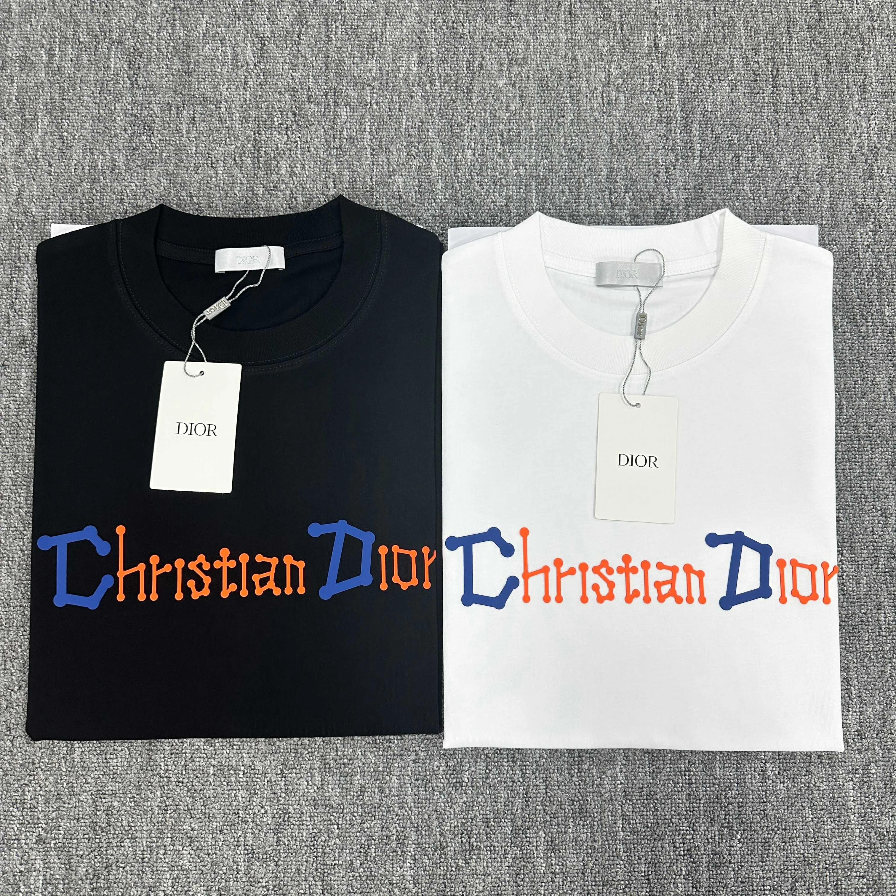 🅿️180 Dio* Christian Dior 2025 spring and summer new style Classic letter thick plate three-dimensional silicone technology Simple and elegant Customized double yarn plain cotton fabric Short-sleeved T-shirt Unisex Color: Black White Size: S (90-130 pounds) M (120-150 pounds) L (140-165 pounds) XL (160-180 pounds) XXL (180-210 pounds)