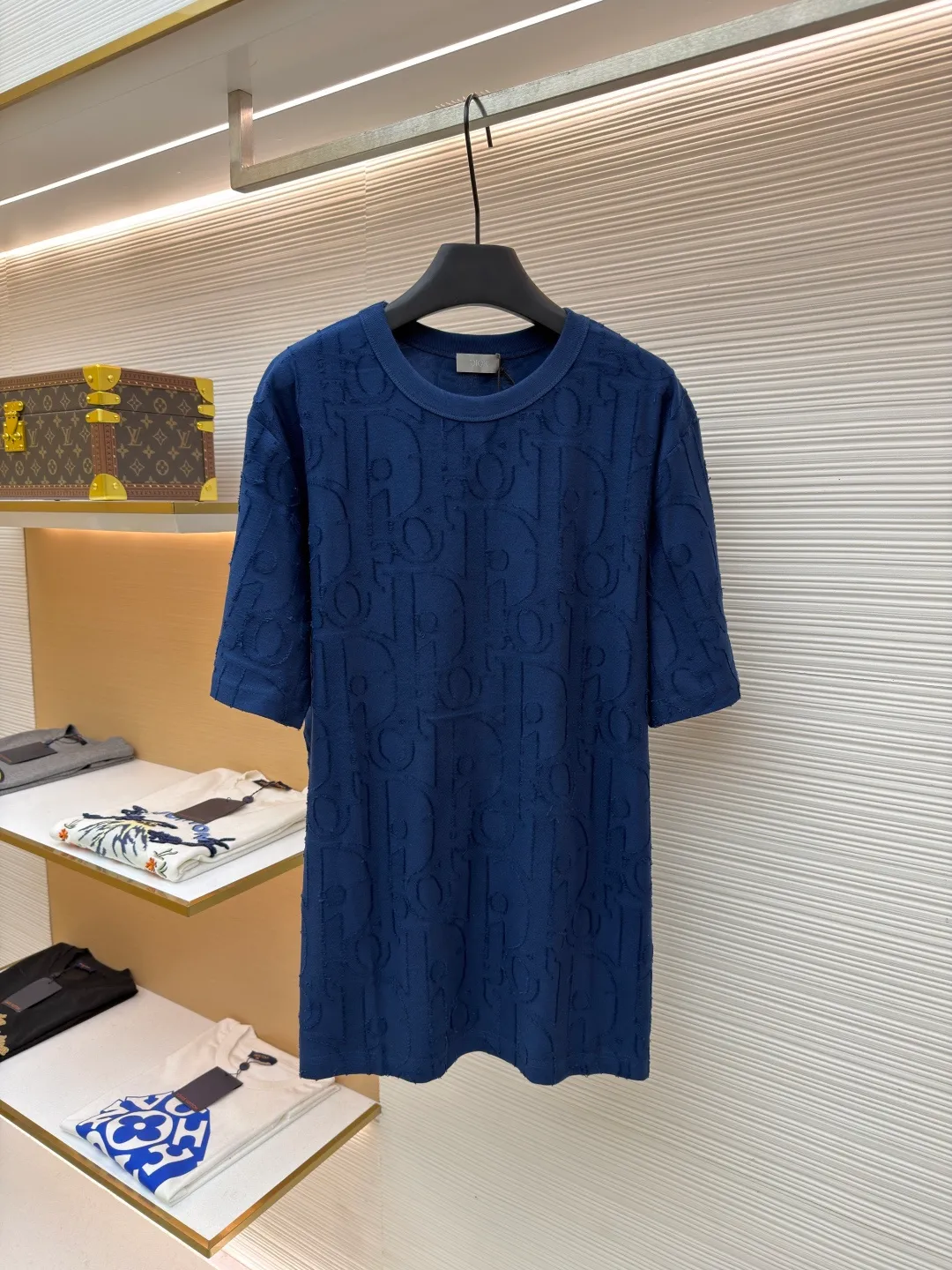 Dior cut flower embossed logo short sleeves ●Original version: Purchased and developed at 9100 ●Item number: 1682501-A05 ●Fabric: single yarn fabric ●Technology: fabric made by laser burning ●Color: blue ●Type: fitted version ●Weight: about 290 grams ●Size: S-M-L-XL ●Description: 32-count single yarn fabric, the thread adopts 1*1 flat machine thread. The cloth is burned using laser. After the laser burning, the remaining raw edges need to be cut off manually. The original is scanned to develop a 1:1 pattern, and every size and position is consistent with the original. This T-shirt is new to the 2025 fall men's collection and is decorated with the classic Oblique print. Crafted from dark blue cotton-jersey, it's finished with an all-over cut-jacquard Oblique print. Pair with a variety of jeans for a casual look. Round neck with Oblique print. The overall wiring is straight and delicate, the fabric is comfortable and soft, and the color is consistent without color difference. It can be matched with the same style to create a fashionable look and control various occasions. Customized accessories, complete with three standards, same style for men and women!