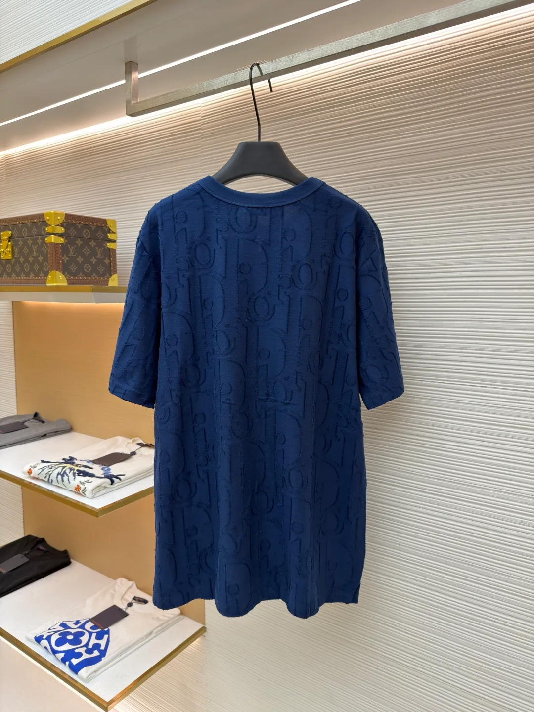 Dior cut flower embossed logo short sleeves ●Original version: Purchased and developed at 9100 ●Item number: 1682501-A05 ●Fabric: single yarn fabric ●Technology: fabric made by laser burning ●Color: blue ●Type: fitted version ●Weight: about 290 grams ●Size: S-M-L-XL ●Description: 32-count single yarn fabric, the thread adopts 1*1 flat machine thread. The cloth is burned using laser. After the laser burning, the remaining raw edges need to be cut off manually. The original is scanned to develop a 1:1 pattern, and every size and position is consistent with the original. This T-shirt is new to the 2025 fall men's collection and is decorated with the classic Oblique print. Crafted from dark blue cotton-jersey, it's finished with an all-over cut-jacquard Oblique print. Pair with a variety of jeans for a casual look. Round neck with Oblique print. The overall wiring is straight and delicate, the fabric is comfortable and soft, and the color is consistent without color difference. It can be matched with the same style to create a fashionable look and control various occasions. Customized accessories, complete with three standards, same style for men and women!