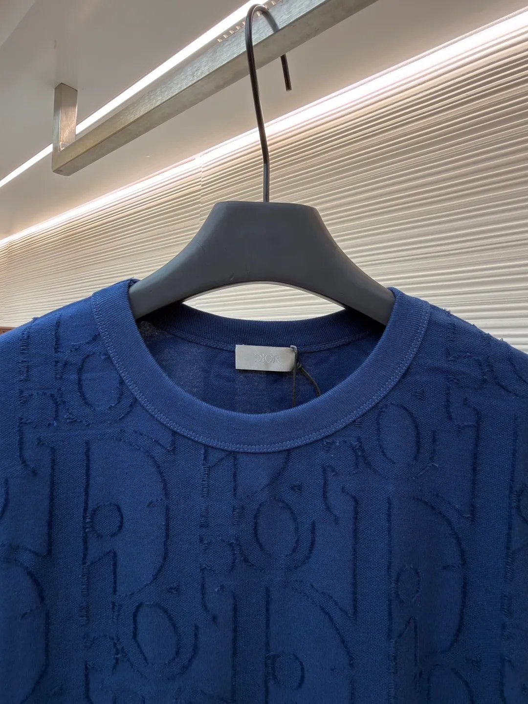 Dior cut flower embossed logo short sleeves ●Original version: Purchased and developed at 9100 ●Item number: 1682501-A05 ●Fabric: single yarn fabric ●Technology: fabric made by laser burning ●Color: blue ●Type: fitted version ●Weight: about 290 grams ●Size: S-M-L-XL ●Description: 32-count single yarn fabric, the thread adopts 1*1 flat machine thread. The cloth is burned using laser. After the laser burning, the remaining raw edges need to be cut off manually. The original is scanned to develop a 1:1 pattern, and every size and position is consistent with the original. This T-shirt is new to the 2025 fall men's collection and is decorated with the classic Oblique print. Crafted from dark blue cotton-jersey, it's finished with an all-over cut-jacquard Oblique print. Pair with a variety of jeans for a casual look. Round neck with Oblique print. The overall wiring is straight and delicate, the fabric is comfortable and soft, and the color is consistent without color difference. It can be matched with the same style to create a fashionable look and control various occasions. Customized accessories, complete with three standards, same style for men and women!