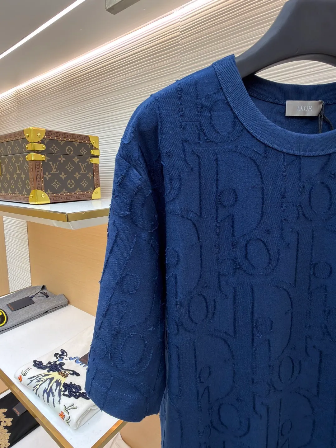 Dior cut flower embossed logo short sleeves ●Original version: Purchased and developed at 9100 ●Item number: 1682501-A05 ●Fabric: single yarn fabric ●Technology: fabric made by laser burning ●Color: blue ●Type: fitted version ●Weight: about 290 grams ●Size: S-M-L-XL ●Description: 32-count single yarn fabric, the thread adopts 1*1 flat machine thread. The cloth is burned using laser. After the laser burning, the remaining raw edges need to be cut off manually. The original is scanned to develop a 1:1 pattern, and every size and position is consistent with the original. This T-shirt is new to the 2025 fall men's collection and is decorated with the classic Oblique print. Crafted from dark blue cotton-jersey, it's finished with an all-over cut-jacquard Oblique print. Pair with a variety of jeans for a casual look. Round neck with Oblique print. The overall wiring is straight and delicate, the fabric is comfortable and soft, and the color is consistent without color difference. It can be matched with the same style to create a fashionable look and control various occasions. Customized accessories, complete with three standards, same style for men and women!