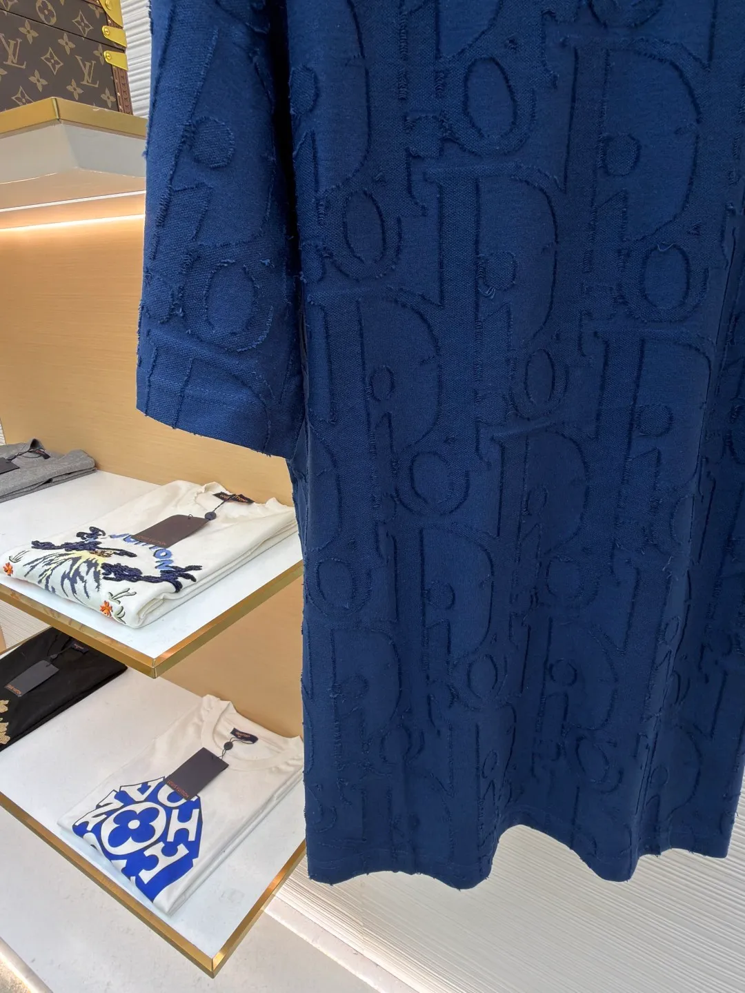 Dior cut flower embossed logo short sleeves ●Original version: Purchased and developed at 9100 ●Item number: 1682501-A05 ●Fabric: single yarn fabric ●Technology: fabric made by laser burning ●Color: blue ●Type: fitted version ●Weight: about 290 grams ●Size: S-M-L-XL ●Description: 32-count single yarn fabric, the thread adopts 1*1 flat machine thread. The cloth is burned using laser. After the laser burning, the remaining raw edges need to be cut off manually. The original is scanned to develop a 1:1 pattern, and every size and position is consistent with the original. This T-shirt is new to the 2025 fall men's collection and is decorated with the classic Oblique print. Crafted from dark blue cotton-jersey, it's finished with an all-over cut-jacquard Oblique print. Pair with a variety of jeans for a casual look. Round neck with Oblique print. The overall wiring is straight and delicate, the fabric is comfortable and soft, and the color is consistent without color difference. It can be matched with the same style to create a fashionable look and control various occasions. Customized accessories, complete with three standards, same style for men and women!