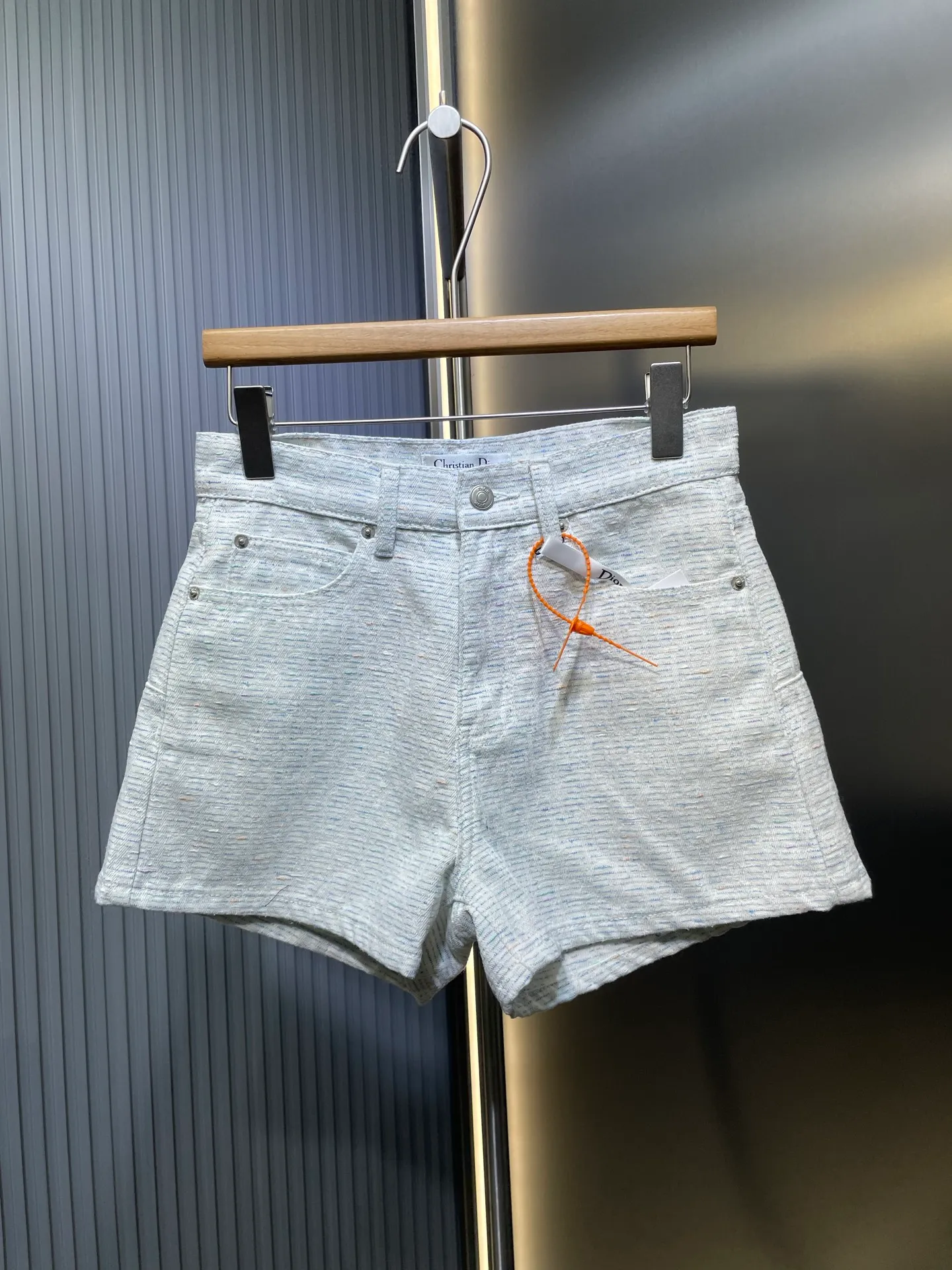 🅿️330 🌟Dior's new spring and summer denim shorts, a must-have item for white and beautiful women. The slimming artifact looks great on your upper body! Original customized high-weave organic cotton denim with soft and delicate texture! The nostalgic retro wash has a fashionable and high-end tone! Work quality depends on the details SML