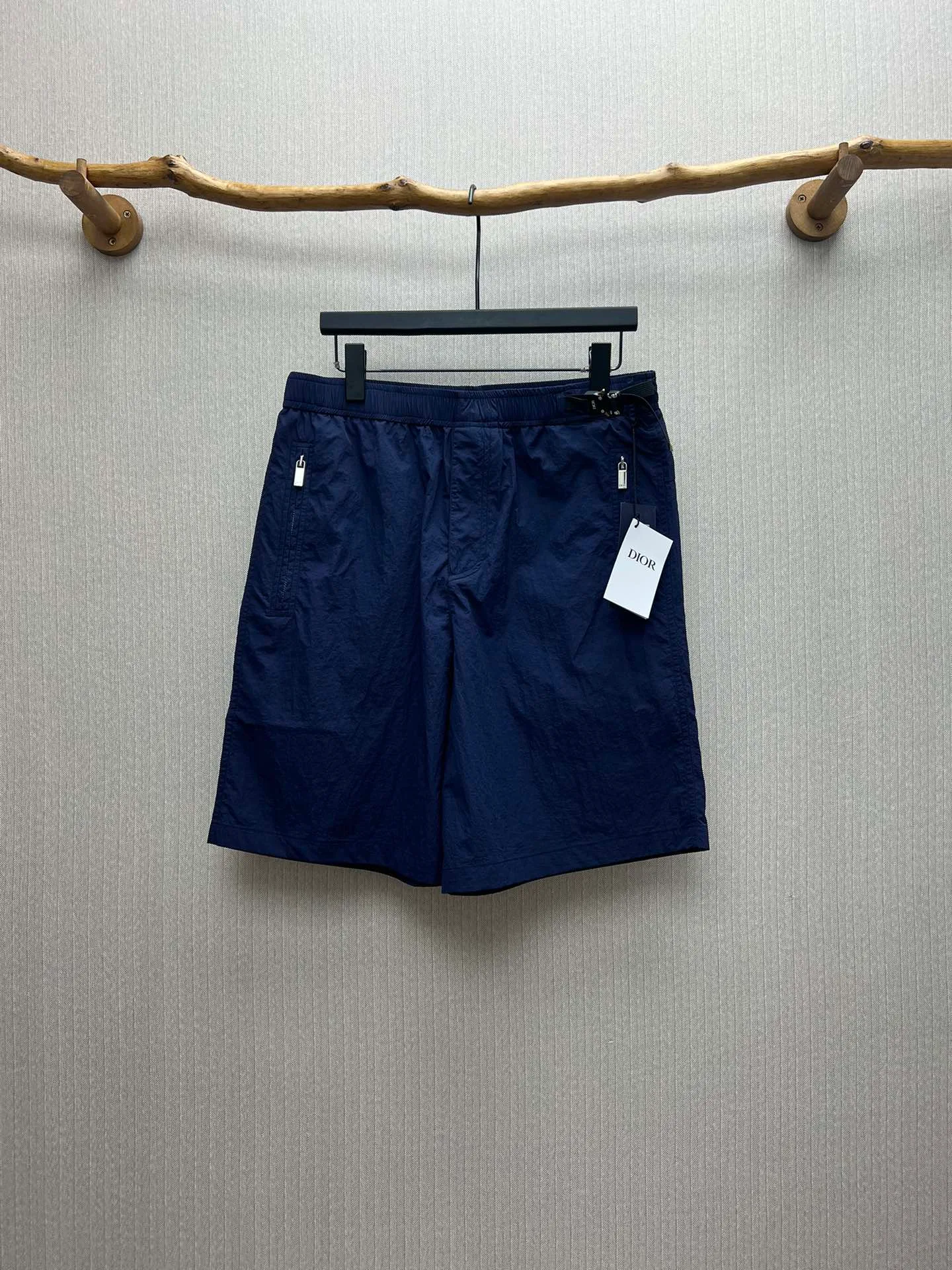 🅿️420 Dior 25ss new shorts, brown technical fabric with Dior belt buckle shorts, a new interpretation of classic items, highlighting fashion style. Crafted from brown technical fabric and finished with Dior knotted belt buckle. An elasticated waistband and side zip pockets refine the casual silhouette. Easily paired with a T-shirt for a smart and casual look. Number of yards: 46.48.50.52.