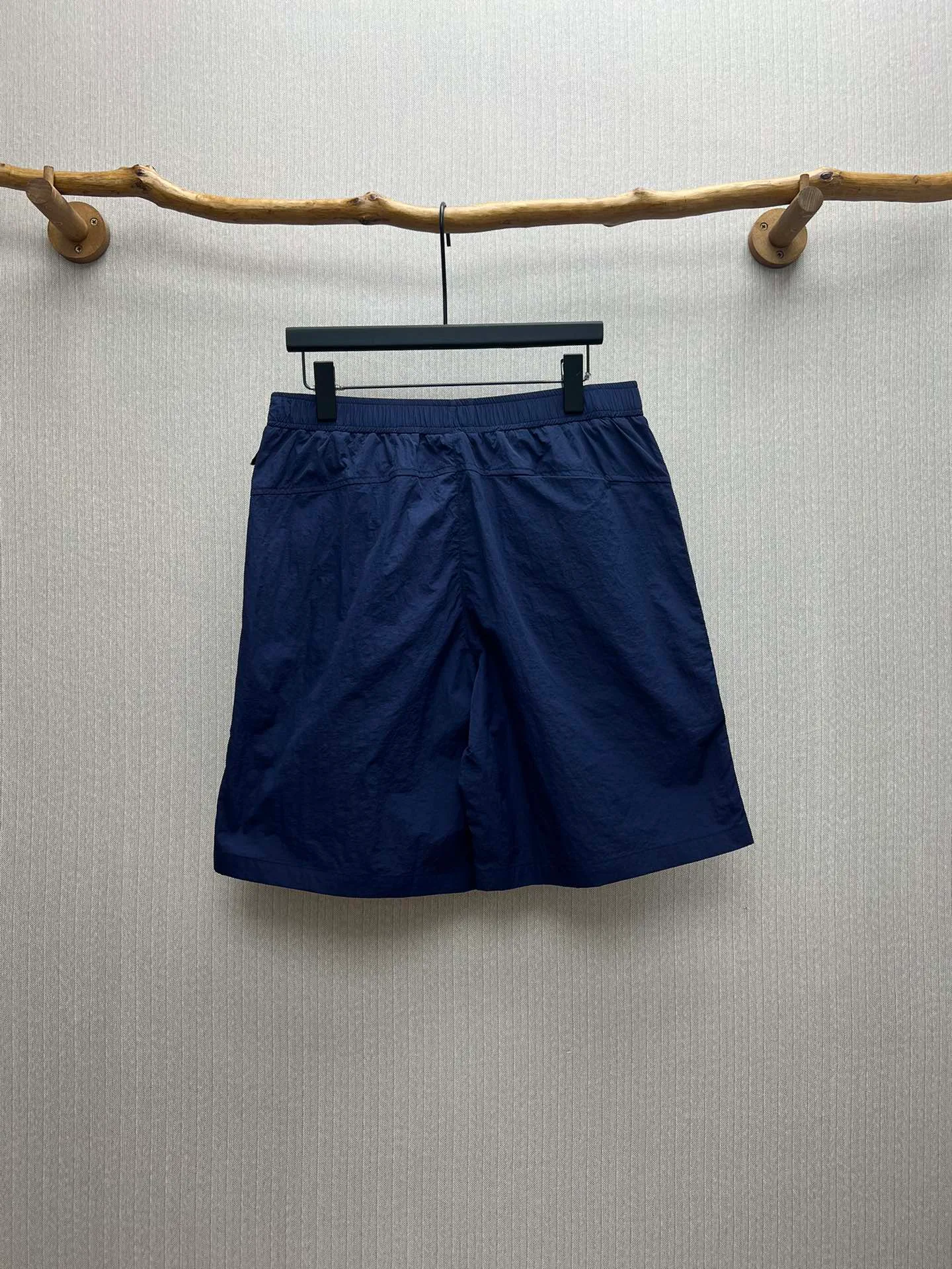 🅿️420 Dior 25ss new shorts, brown technical fabric with Dior belt buckle shorts, a new interpretation of classic items, highlighting fashion style. Crafted from brown technical fabric and finished with Dior knotted belt buckle. An elasticated waistband and side zip pockets refine the casual silhouette. Easily paired with a T-shirt for a smart and casual look. Number of yards: 46.48.50.52.