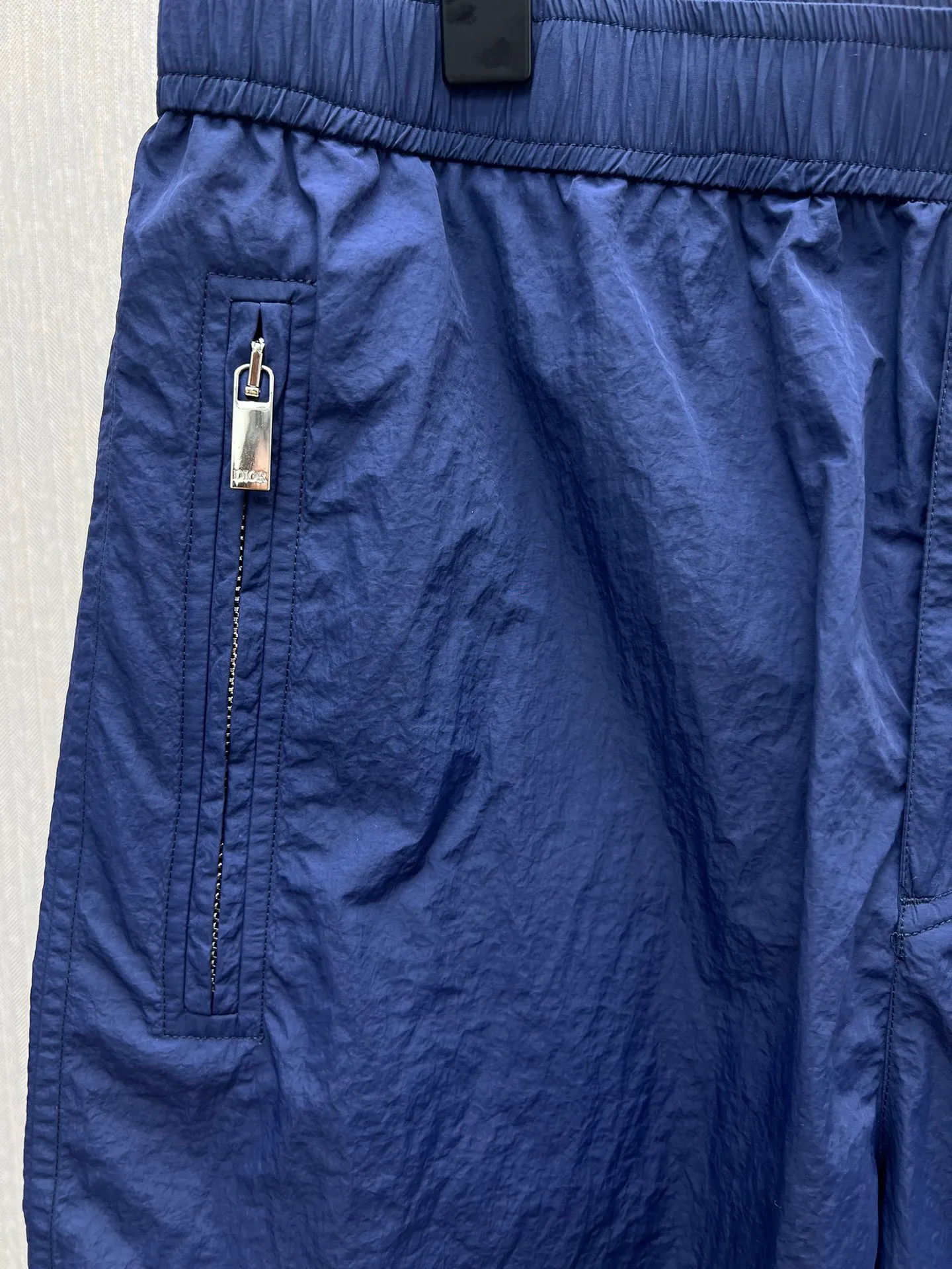 🅿️420 Dior 25ss new shorts, brown technical fabric with Dior belt buckle shorts, a new interpretation of classic items, highlighting fashion style. Crafted from brown technical fabric and finished with Dior knotted belt buckle. An elasticated waistband and side zip pockets refine the casual silhouette. Easily paired with a T-shirt for a smart and casual look. Number of yards: 46.48.50.52.