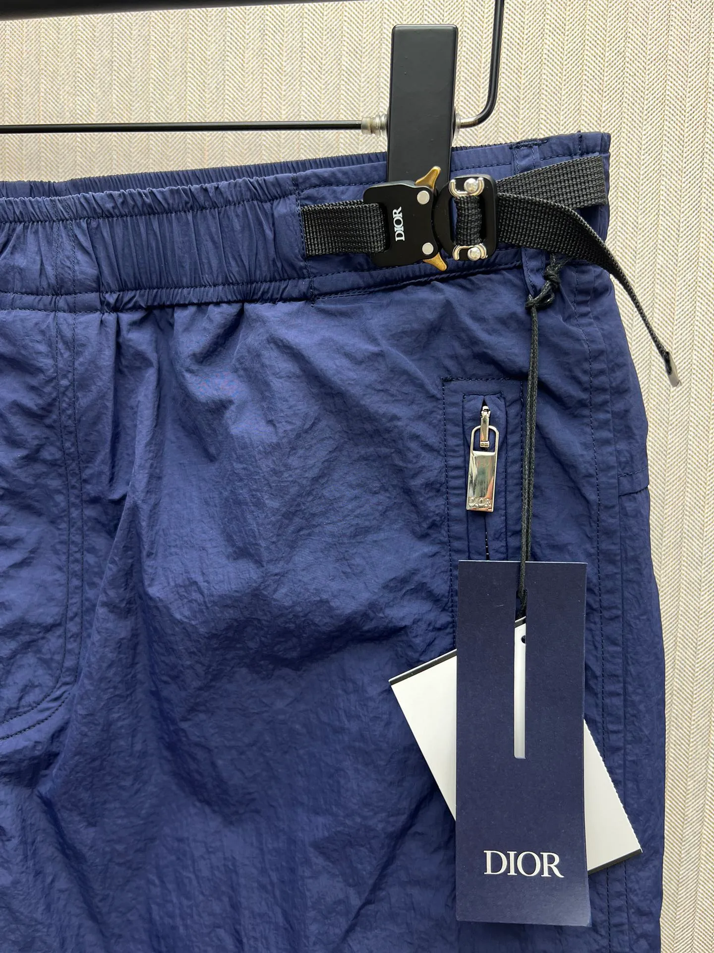 🅿️420 Dior 25ss new shorts, brown technical fabric with Dior belt buckle shorts, a new interpretation of classic items, highlighting fashion style. Crafted from brown technical fabric and finished with Dior knotted belt buckle. An elasticated waistband and side zip pockets refine the casual silhouette. Easily paired with a T-shirt for a smart and casual look. Number of yards: 46.48.50.52.
