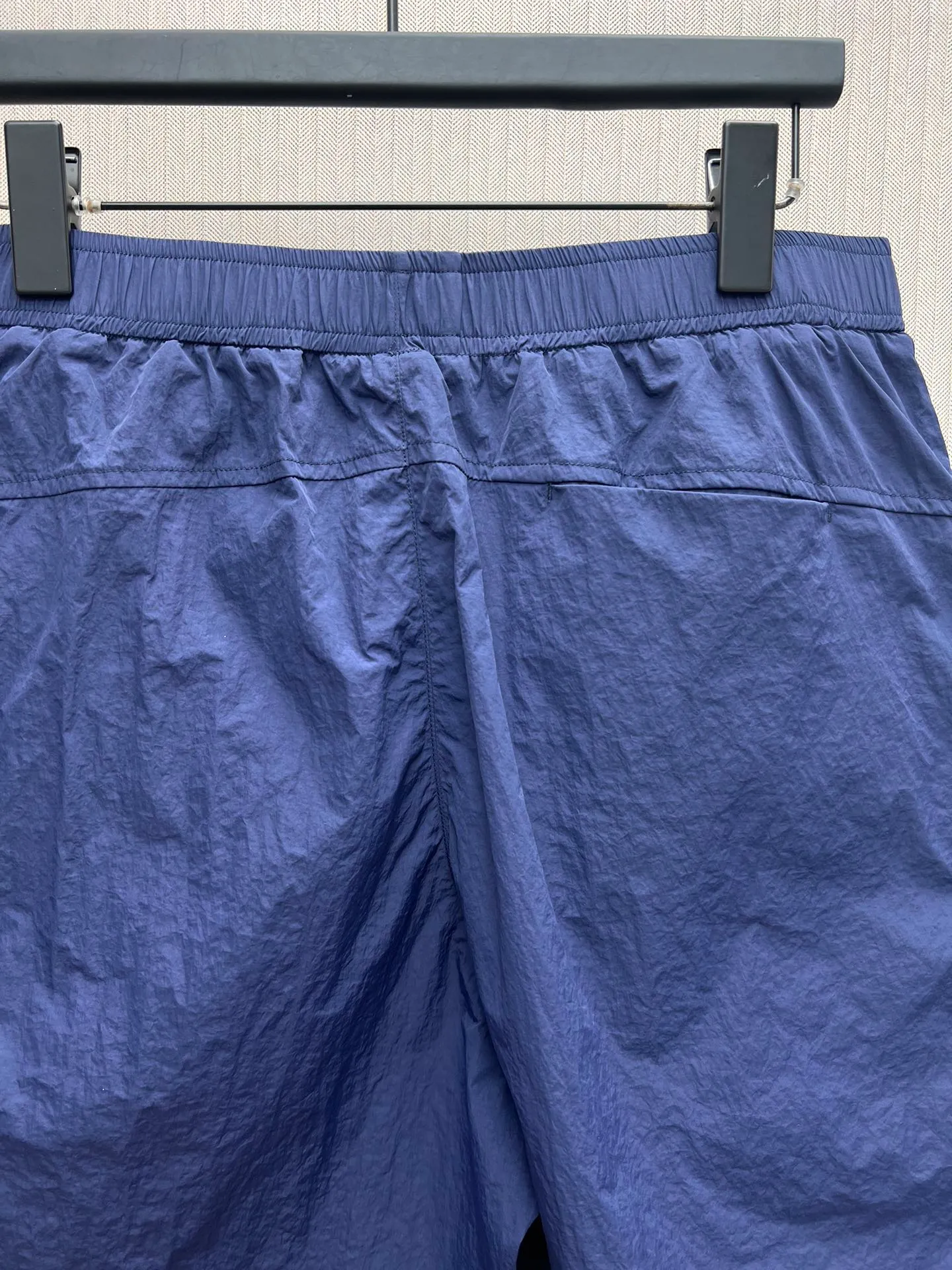 🅿️420 Dior 25ss new shorts, brown technical fabric with Dior belt buckle shorts, a new interpretation of classic items, highlighting fashion style. Crafted from brown technical fabric and finished with Dior knotted belt buckle. An elasticated waistband and side zip pockets refine the casual silhouette. Easily paired with a T-shirt for a smart and casual look. Number of yards: 46.48.50.52.
